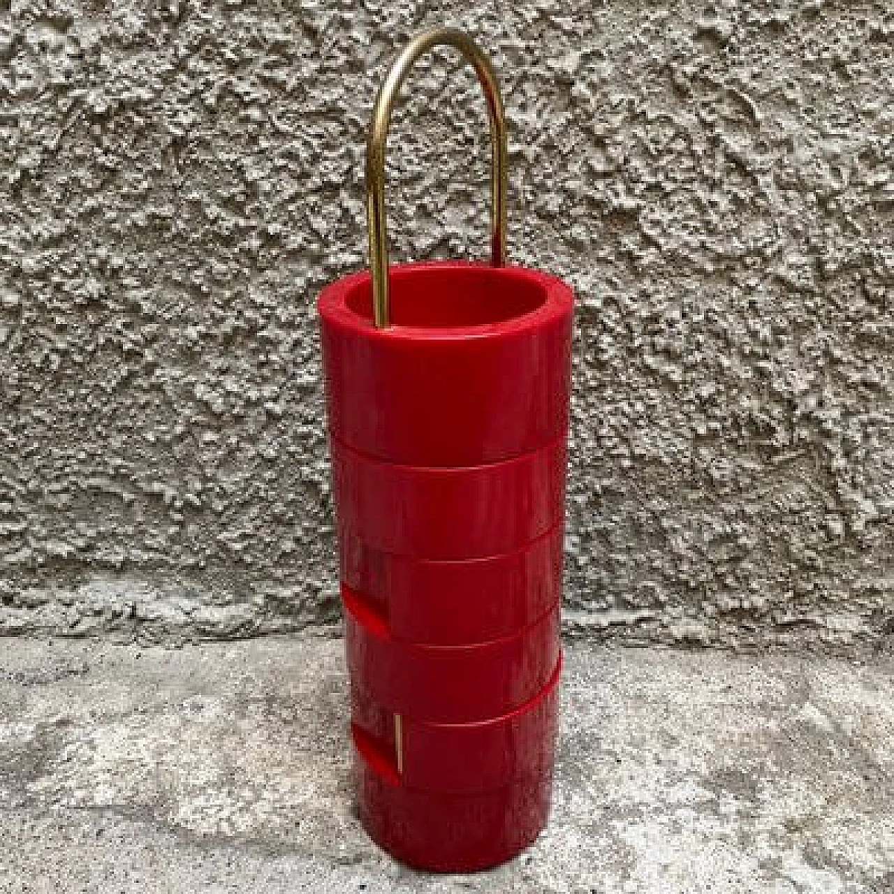 Étagère in plastica rossa e metallo dorato, anni '80 5