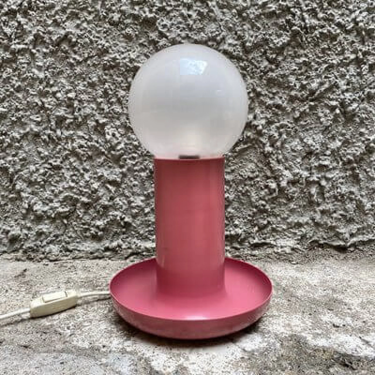 Lampada da tavolo in metallo rosa e vetro, anni '70 1