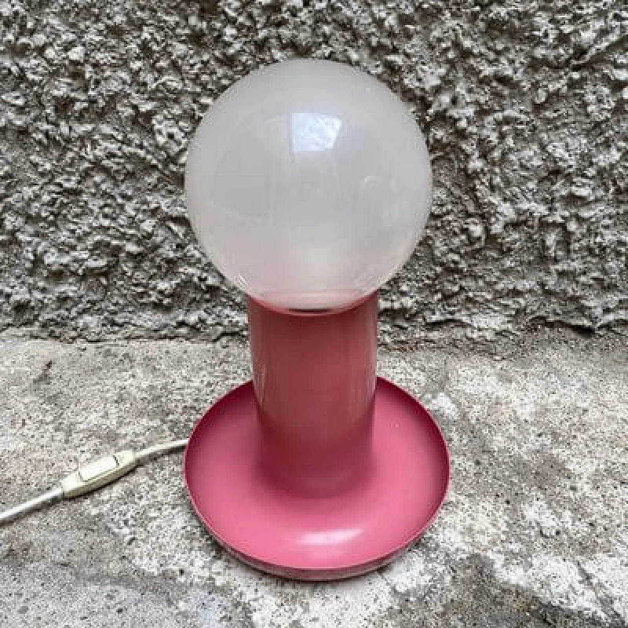 Lampada da tavolo in metallo rosa e vetro, anni '70 3