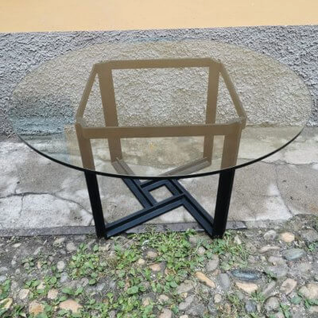 Tavolo rotondo in metallo nero con piano in vetro, anni '70 1