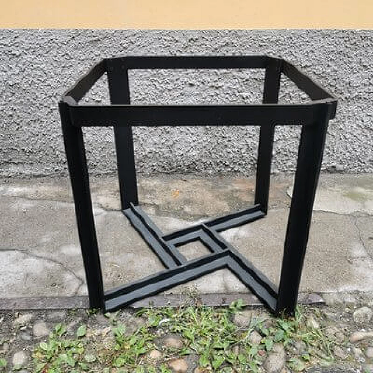 Tavolo rotondo in metallo nero con piano in vetro, anni '70 3