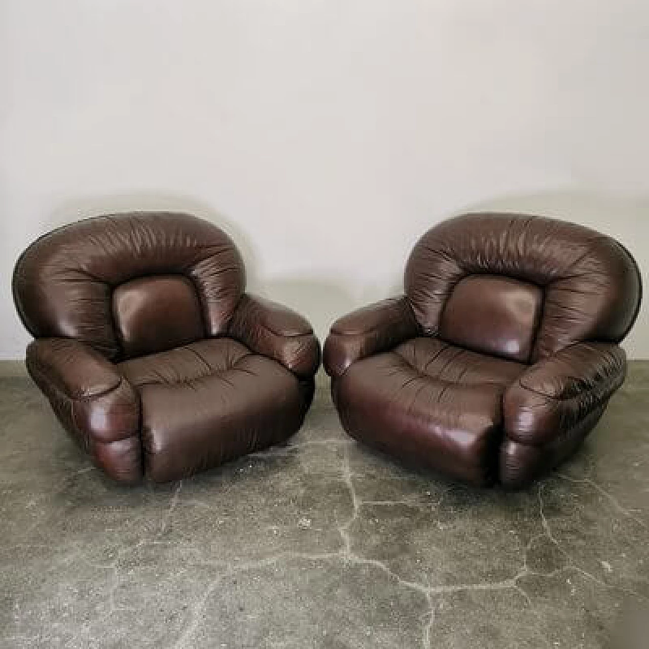 Pair of leather armchairs by Mobilgirgi, 1960s 1