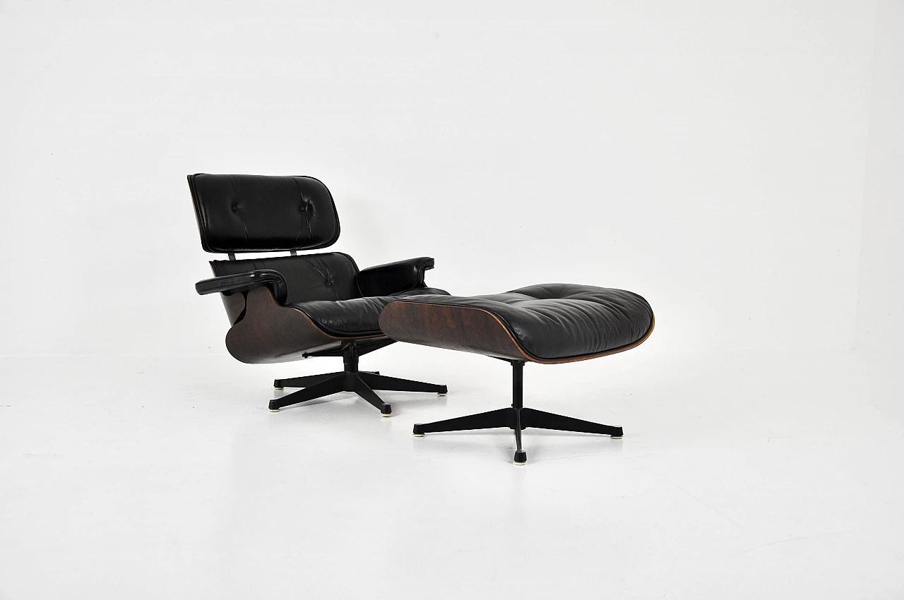 Poltrona in pelle nera e legno con pouf di Charles e Ray Eames per ICF, anni '70 1