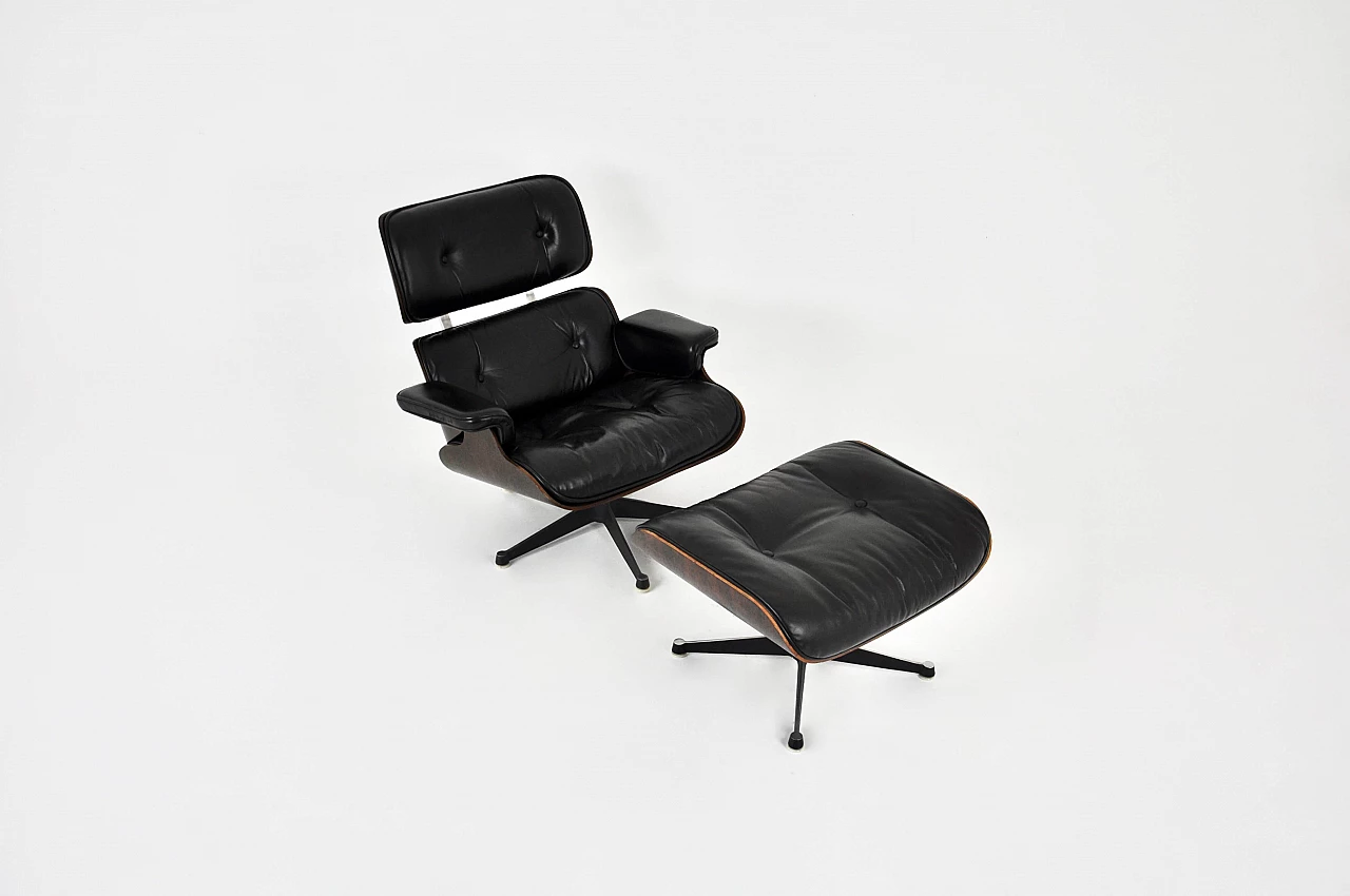 Poltrona in pelle nera e legno con pouf di Charles e Ray Eames per ICF, anni '70 2