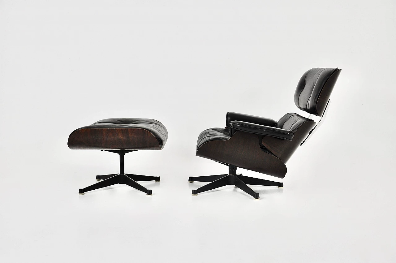 Poltrona in pelle nera e legno con pouf di Charles e Ray Eames per ICF, anni '70 6