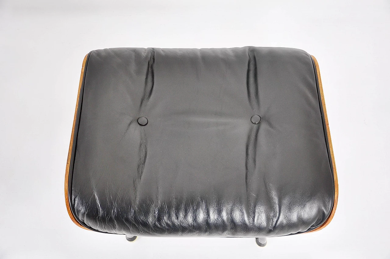 Poltrona in pelle nera e legno con pouf di Charles e Ray Eames per ICF, anni '70 8