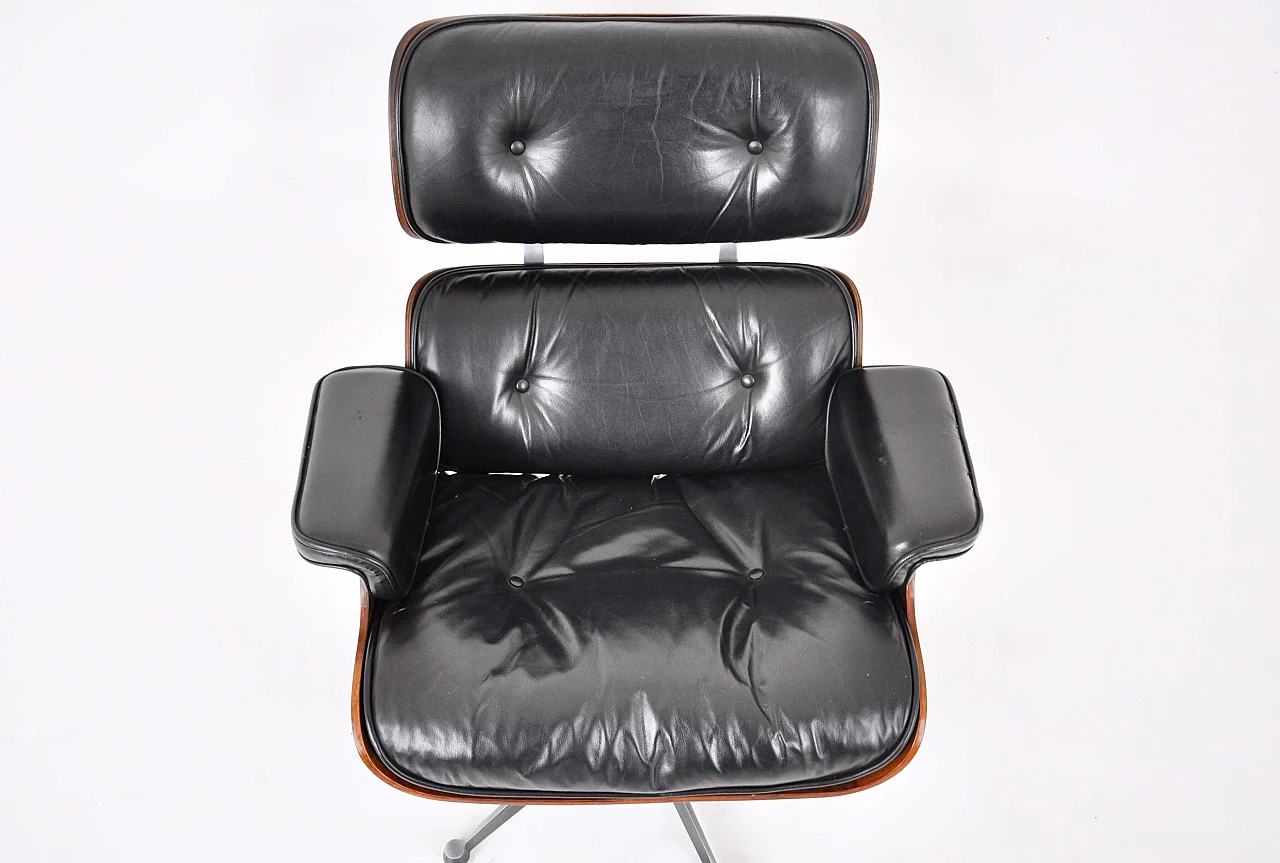 Poltrona in pelle nera e legno con pouf di Charles e Ray Eames per ICF, anni '70 9