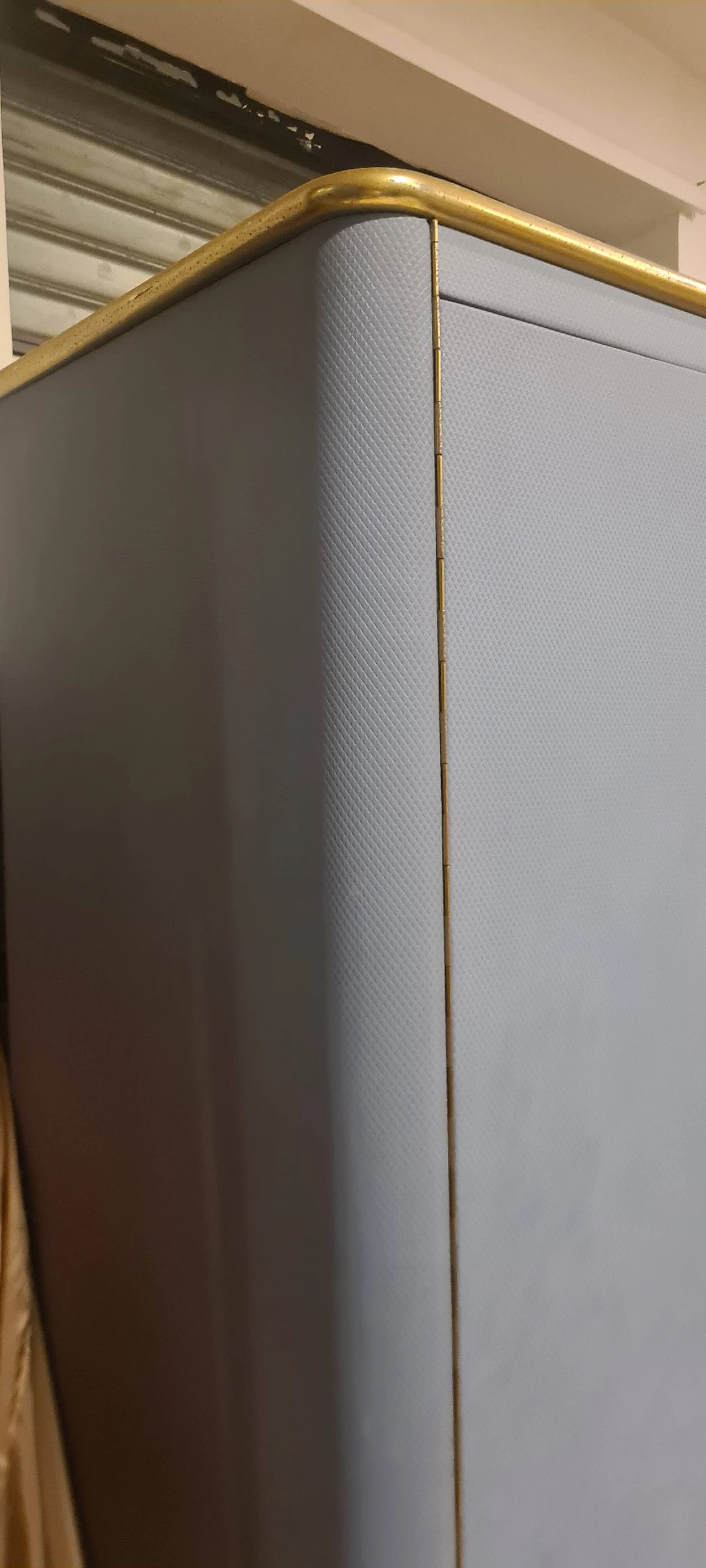 Armadio in skai azzurro con profili in metallo dorato, anni '60 5