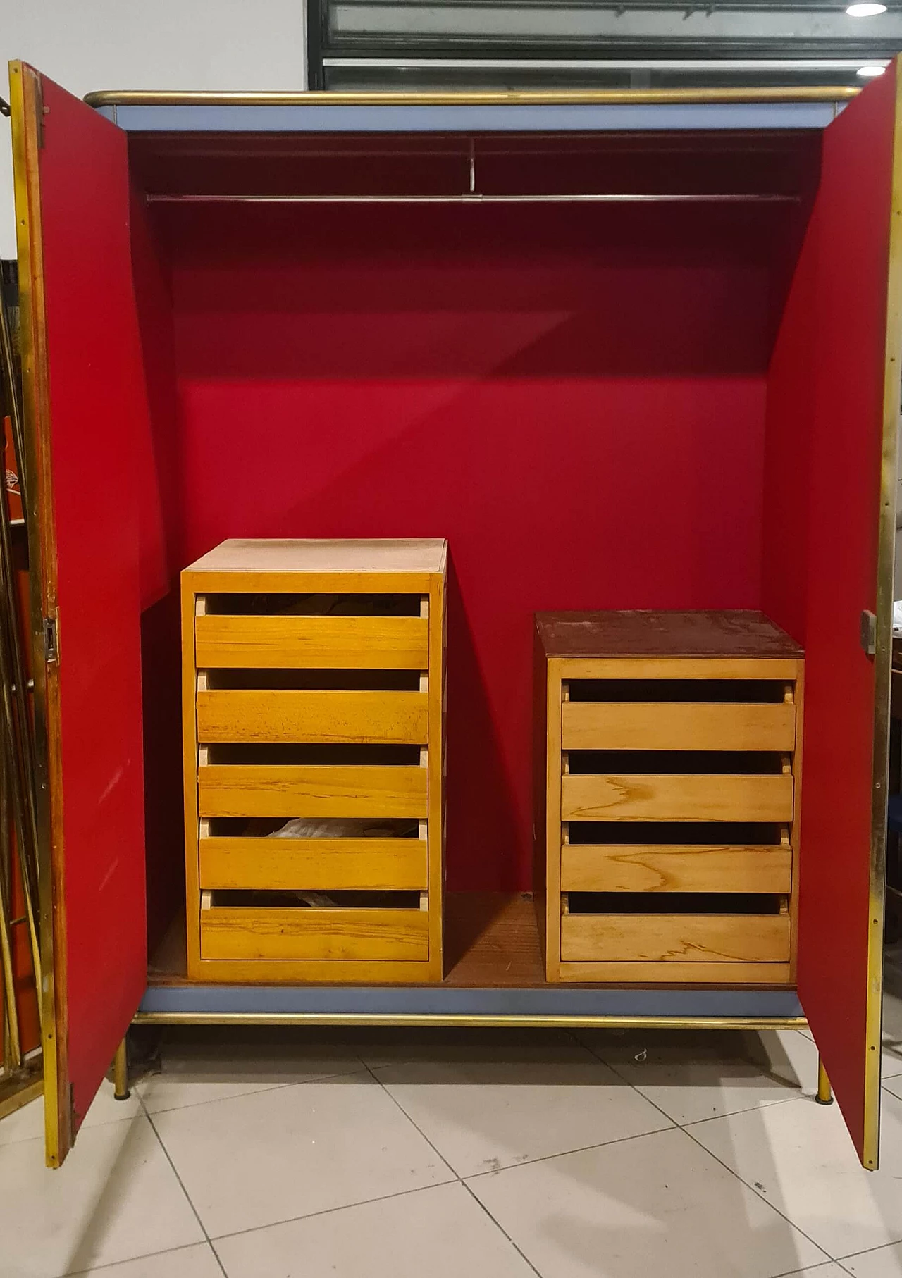 Armadio in skai azzurro con profili in metallo dorato, anni '60 6