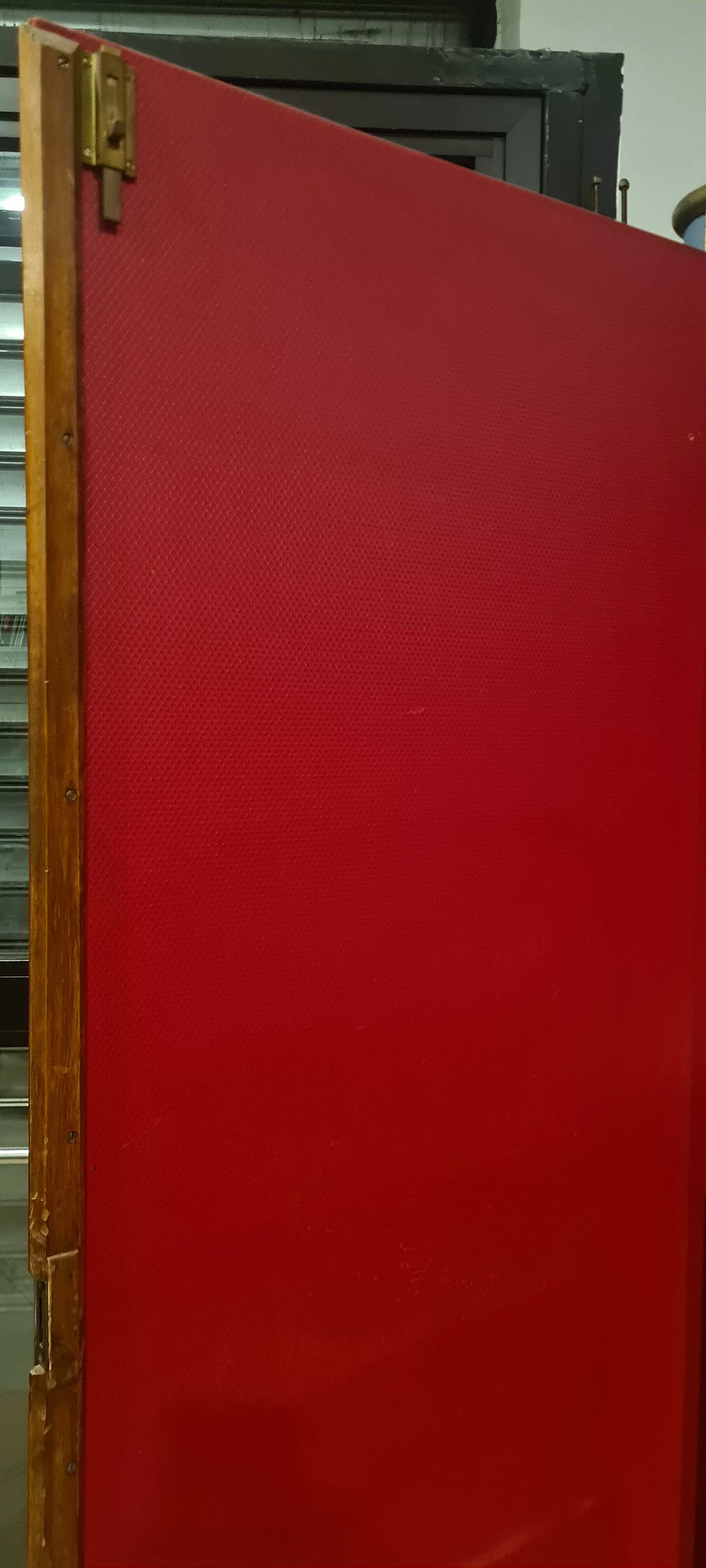 Armadio in skai azzurro con profili in metallo dorato, anni '60 7