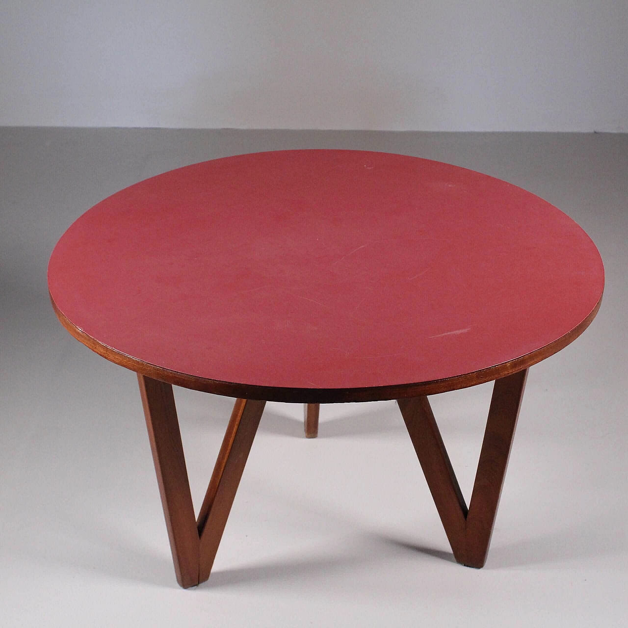 Tavolino rotondo in legno con piano rosso, anni '70 1