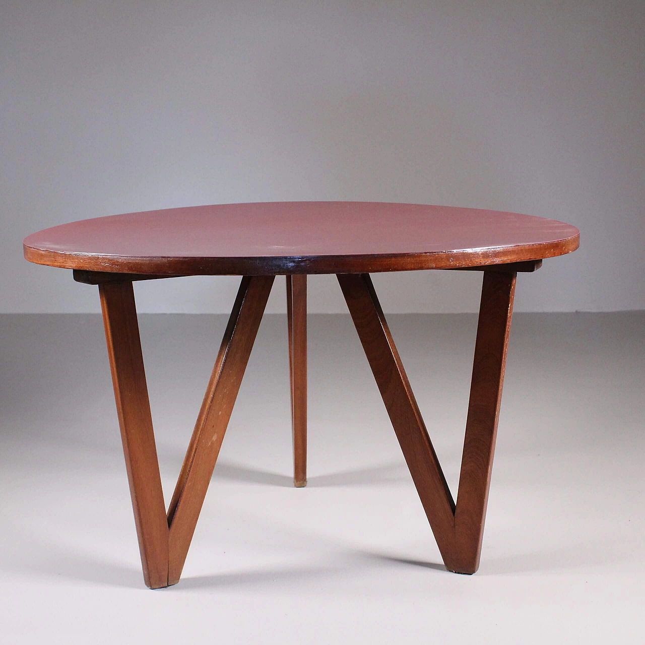 Tavolino rotondo in legno con piano rosso, anni '70 2