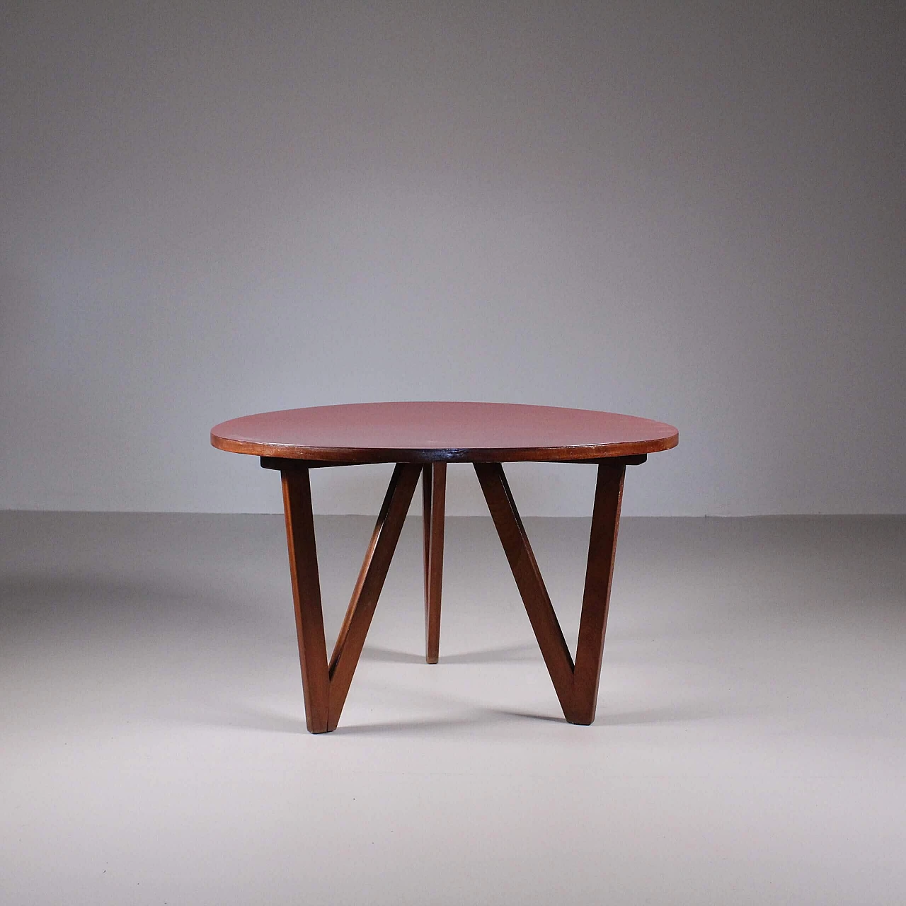Tavolino rotondo in legno con piano rosso, anni '70 3