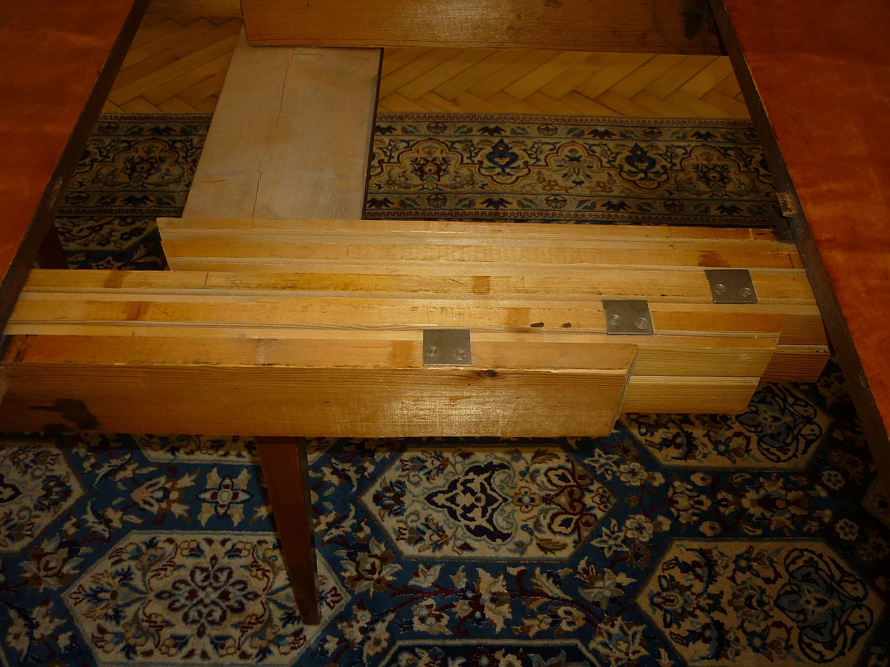 Tavolo Biedermeier allungabile in ciliegio e radica di betulla, '800 16