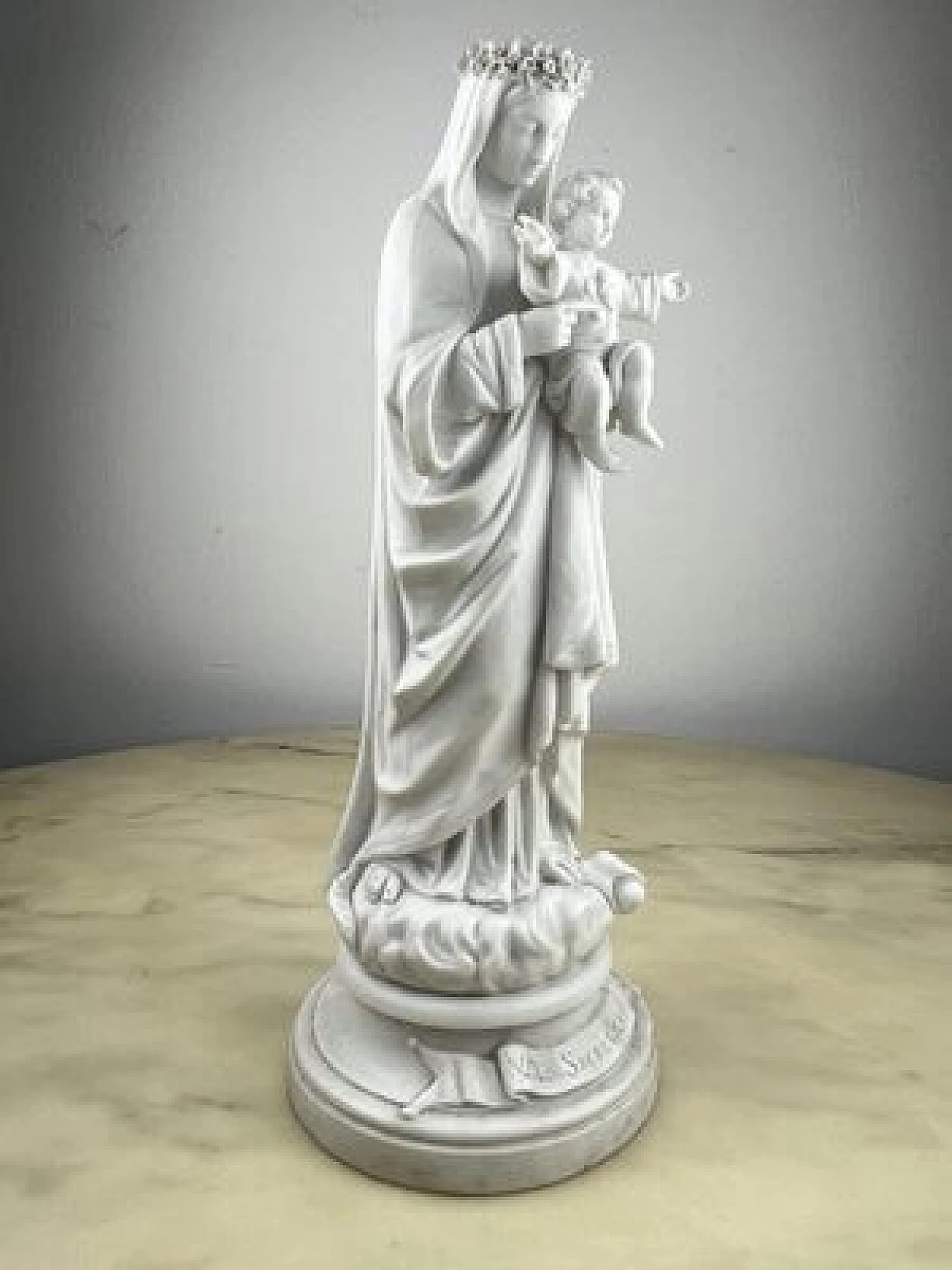 Scultura in porcellana biscuit di Madonna con Bambino, anni '30 5