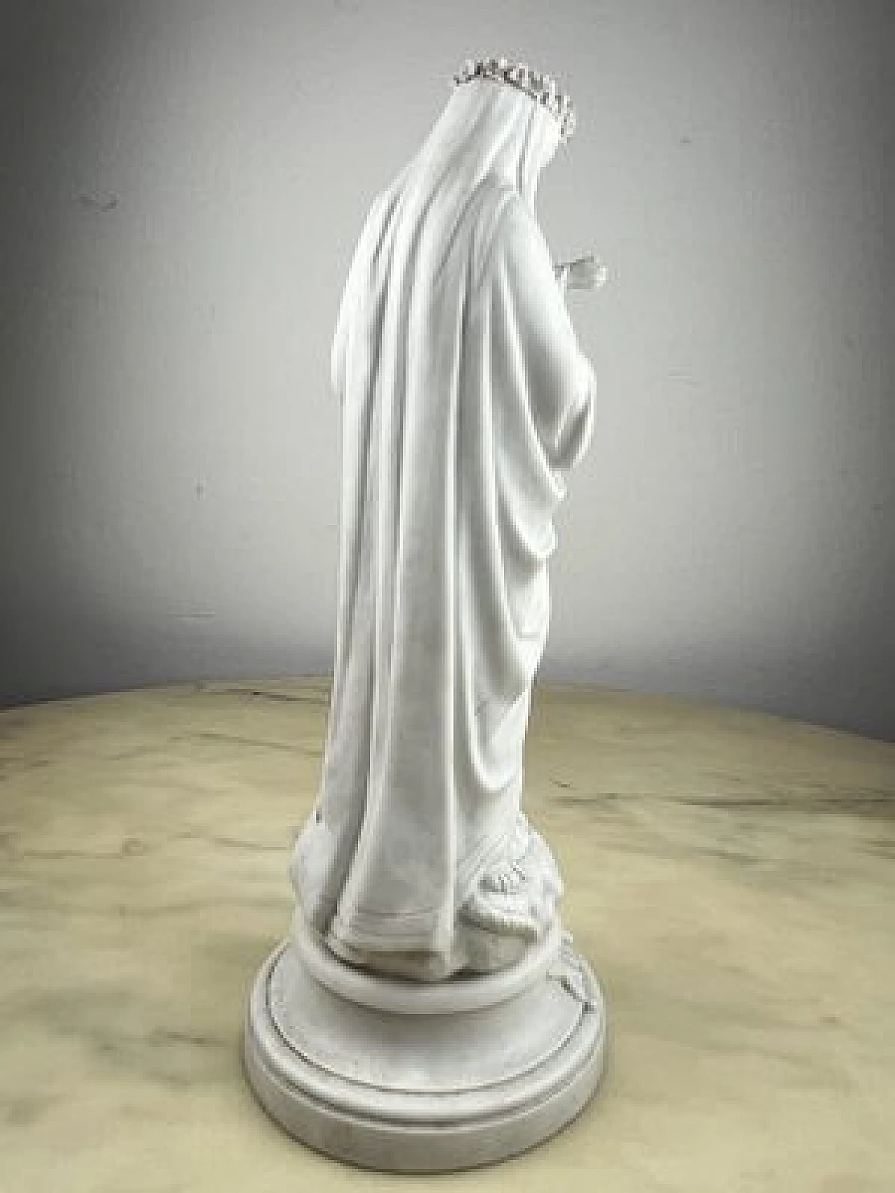 Scultura in porcellana biscuit di Madonna con Bambino, anni '30 6