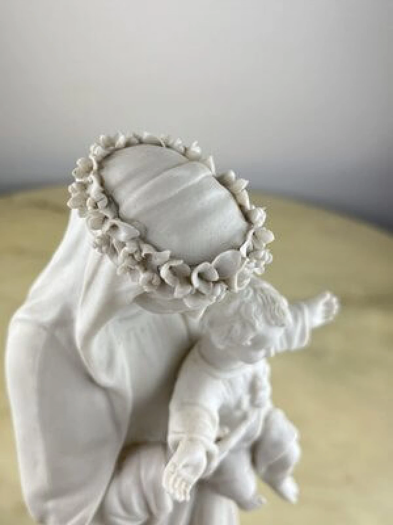 Scultura in porcellana biscuit di Madonna con Bambino, anni '30 10