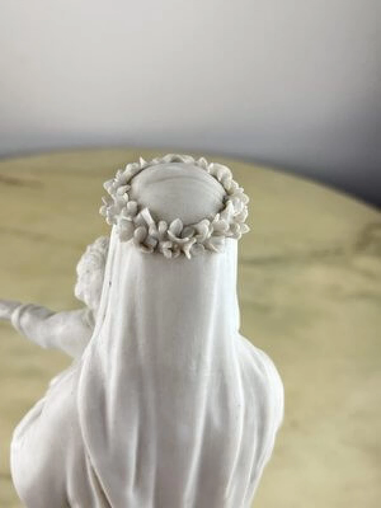 Scultura in porcellana biscuit di Madonna con Bambino, anni '30 11