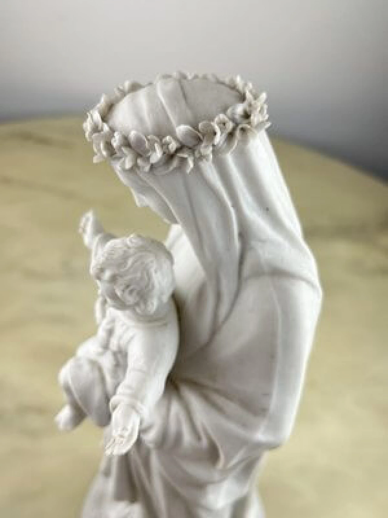 Scultura in porcellana biscuit di Madonna con Bambino, anni '30 12