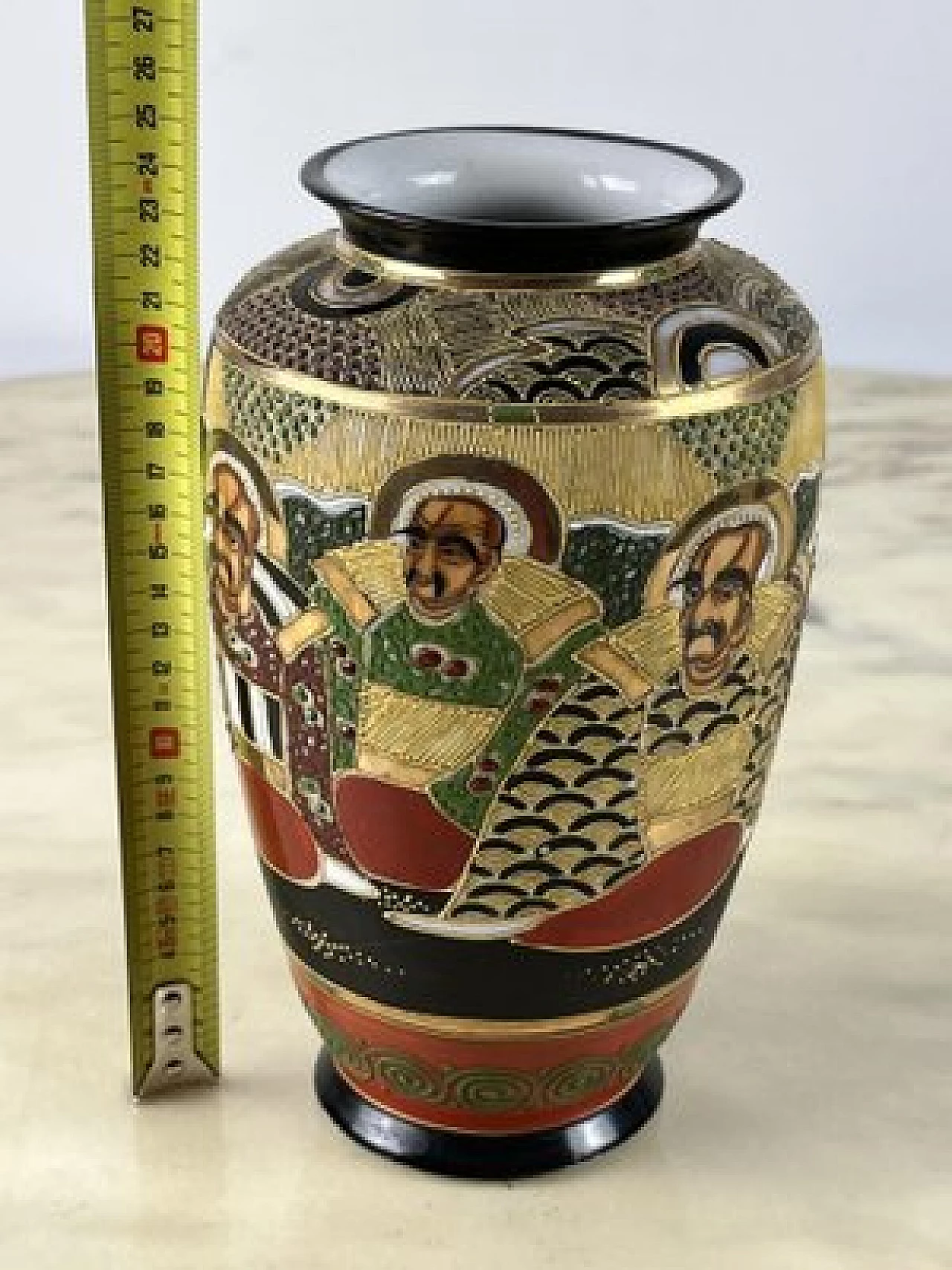 Satsuma porcelain vase with gold decoration, 1950s 2
