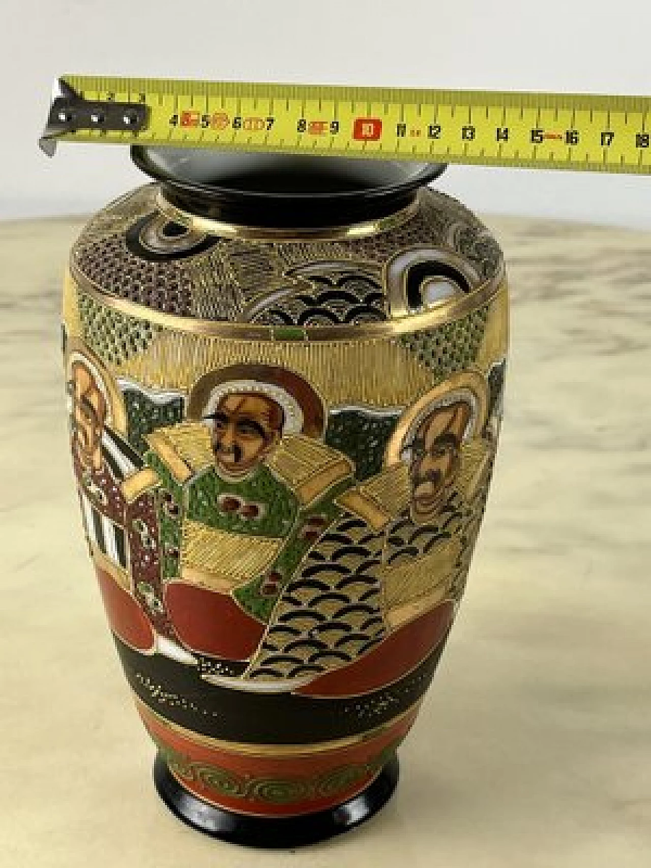 Satsuma porcelain vase with gold decoration, 1950s 10