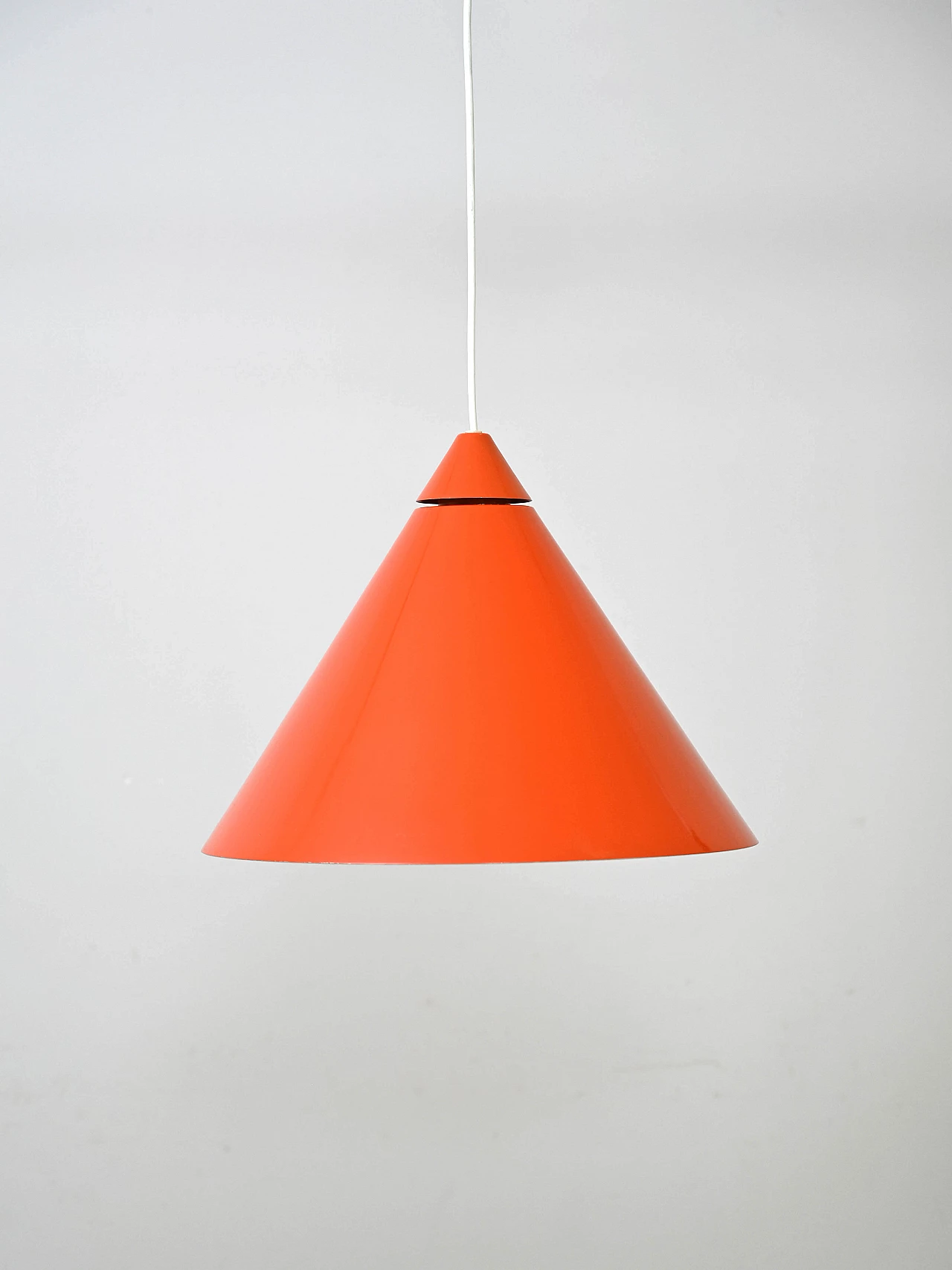Lampada a sospensione scandinava in metallo color arancione, anni '60 1