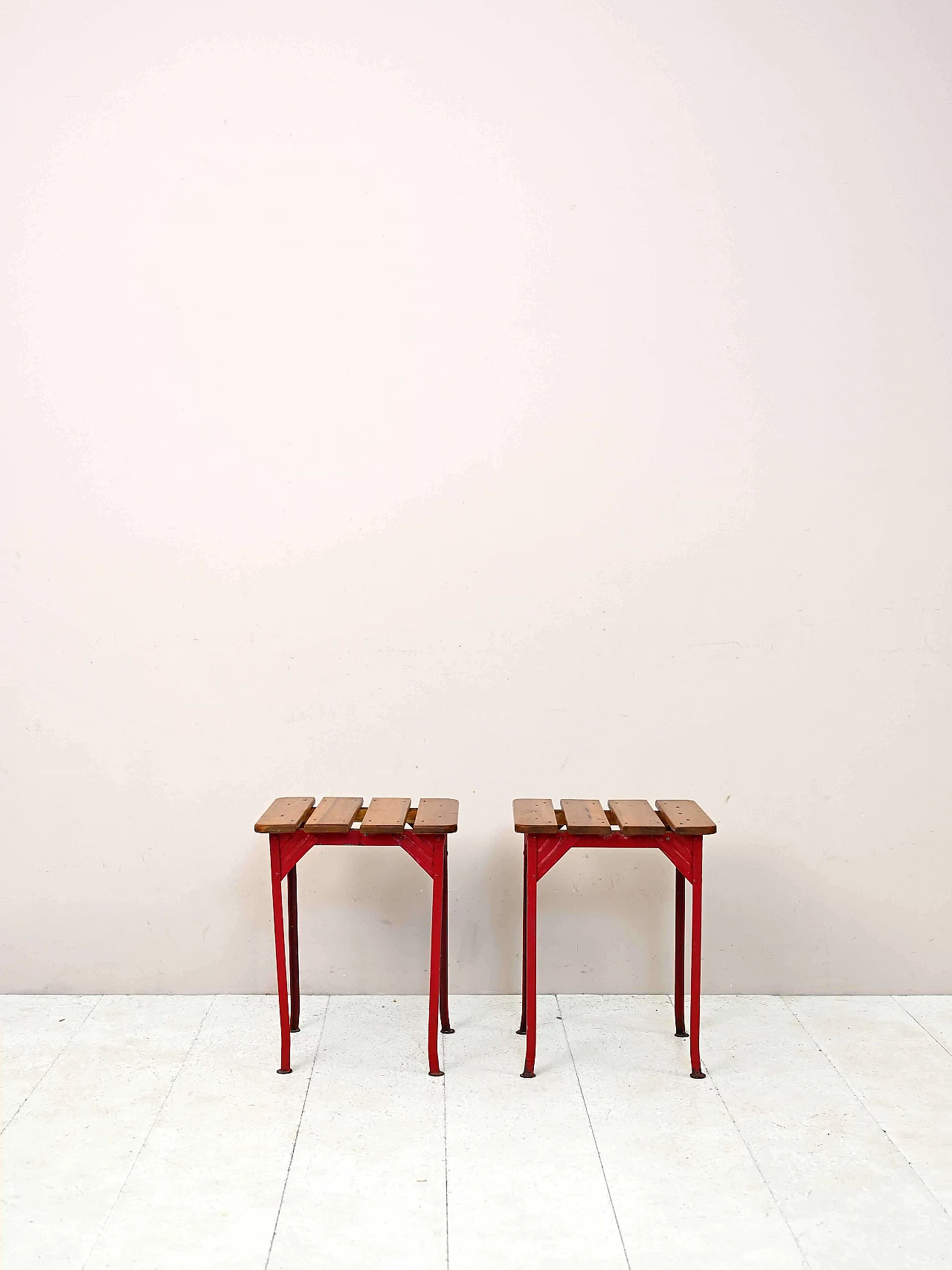 Coppia di sgabelli in metallo rosso con seduta a listelli in legno, anni '60 1