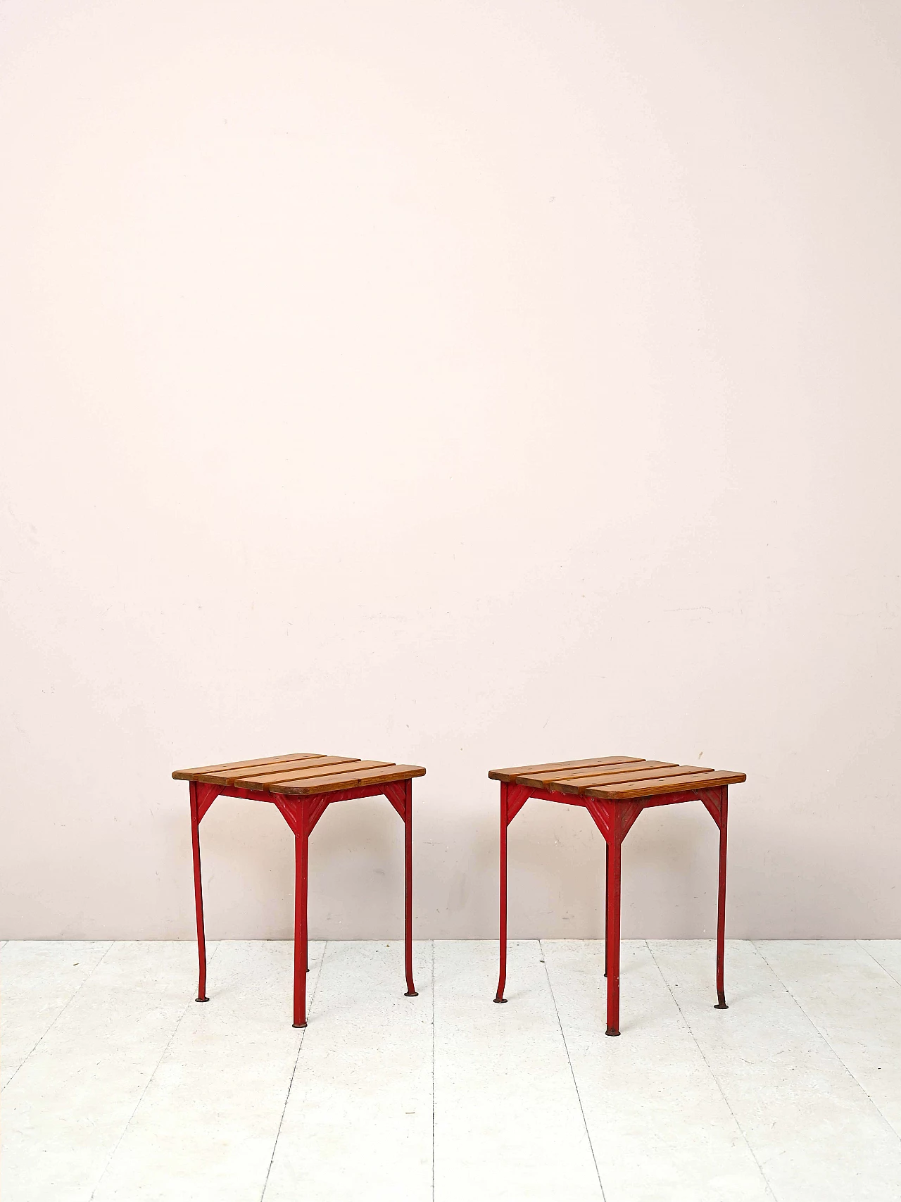 Coppia di sgabelli in metallo rosso con seduta a listelli in legno, anni '60 2