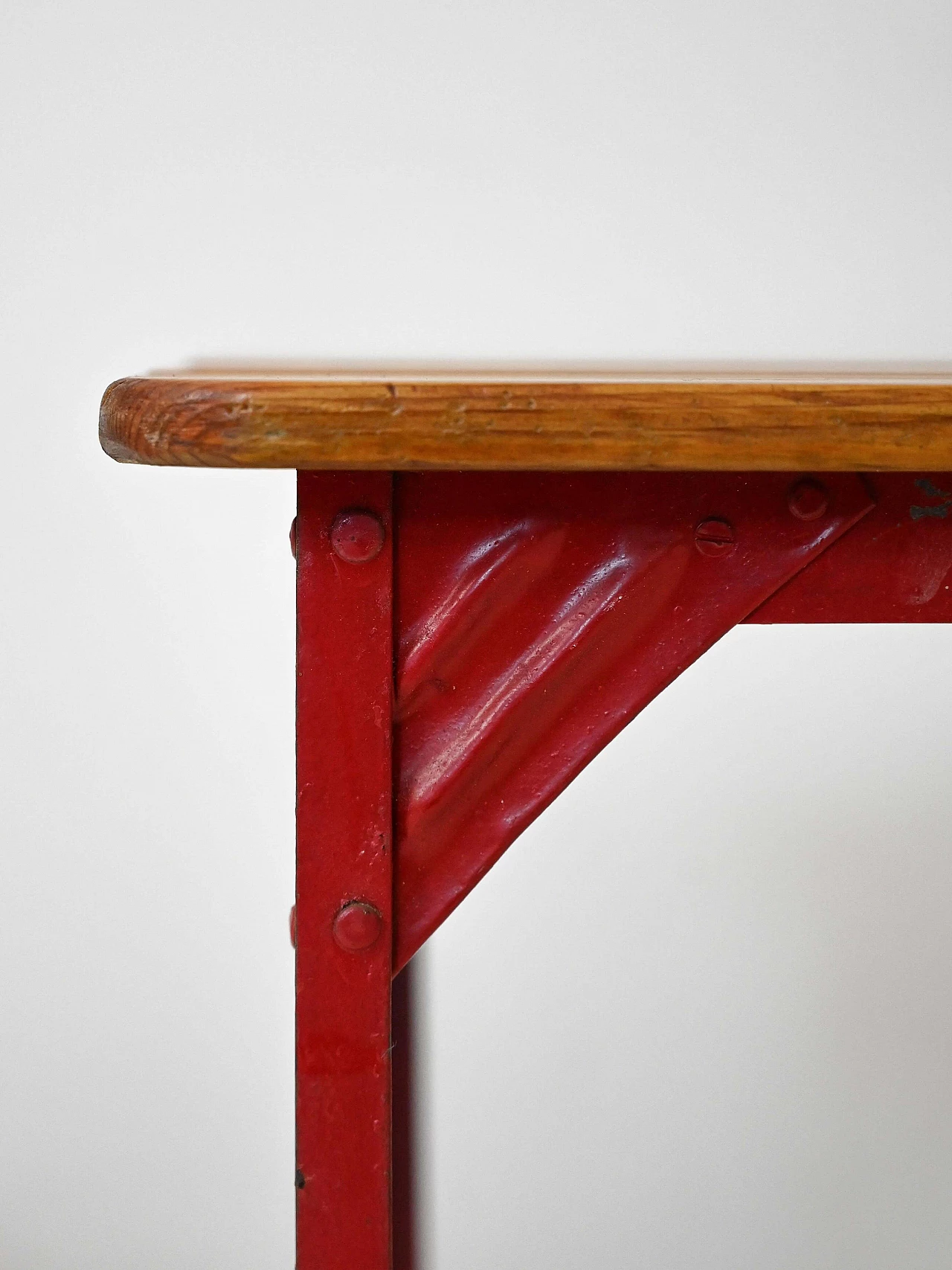 Coppia di sgabelli in metallo rosso con seduta a listelli in legno, anni '60 3