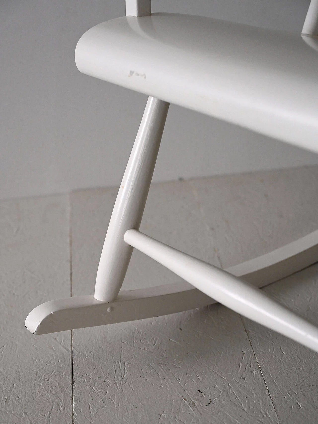 Sedia a dondolo scandinava in legno dipinto di bianco, anni '60 5