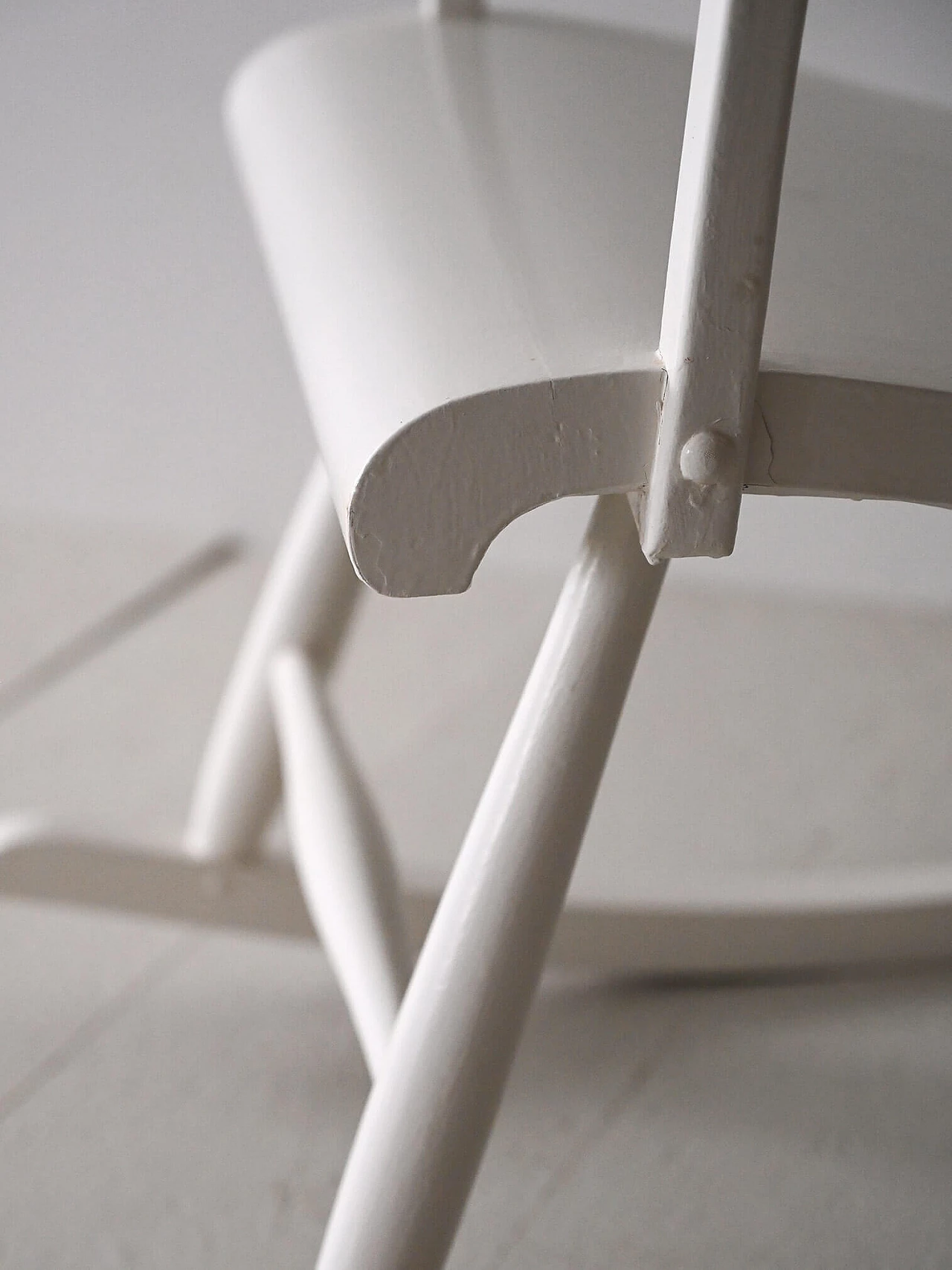 Sedia a dondolo scandinava in legno dipinto di bianco, anni '60 6