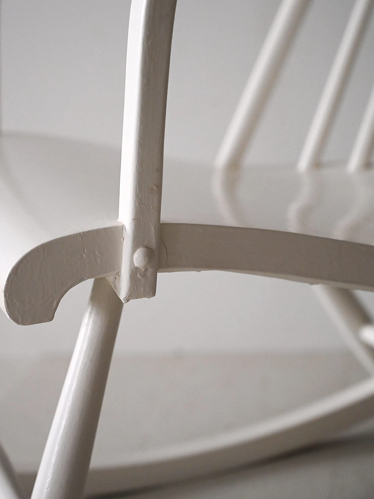 Sedia a dondolo scandinava in legno dipinto di bianco, anni '60 7