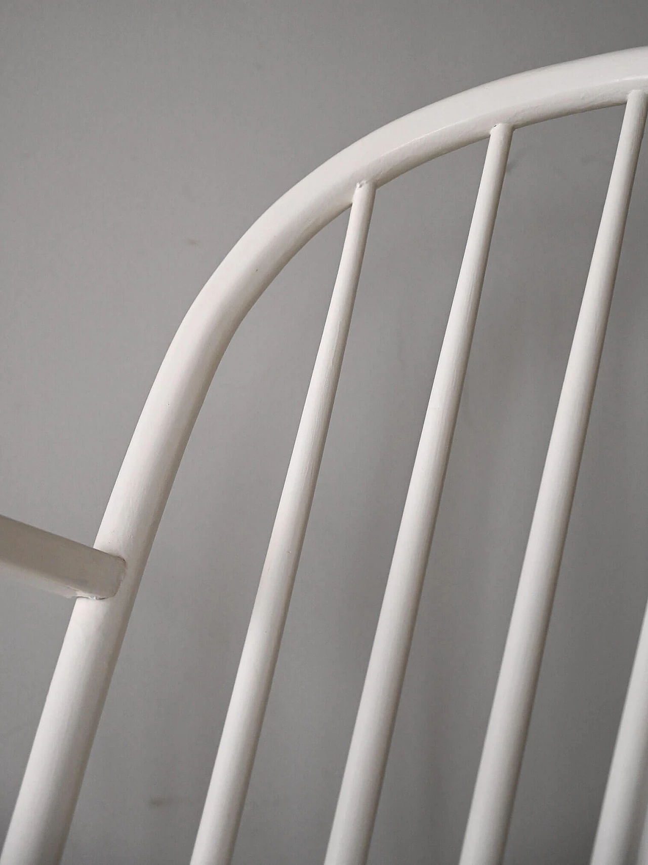 Sedia a dondolo scandinava in legno dipinto di bianco, anni '60 8