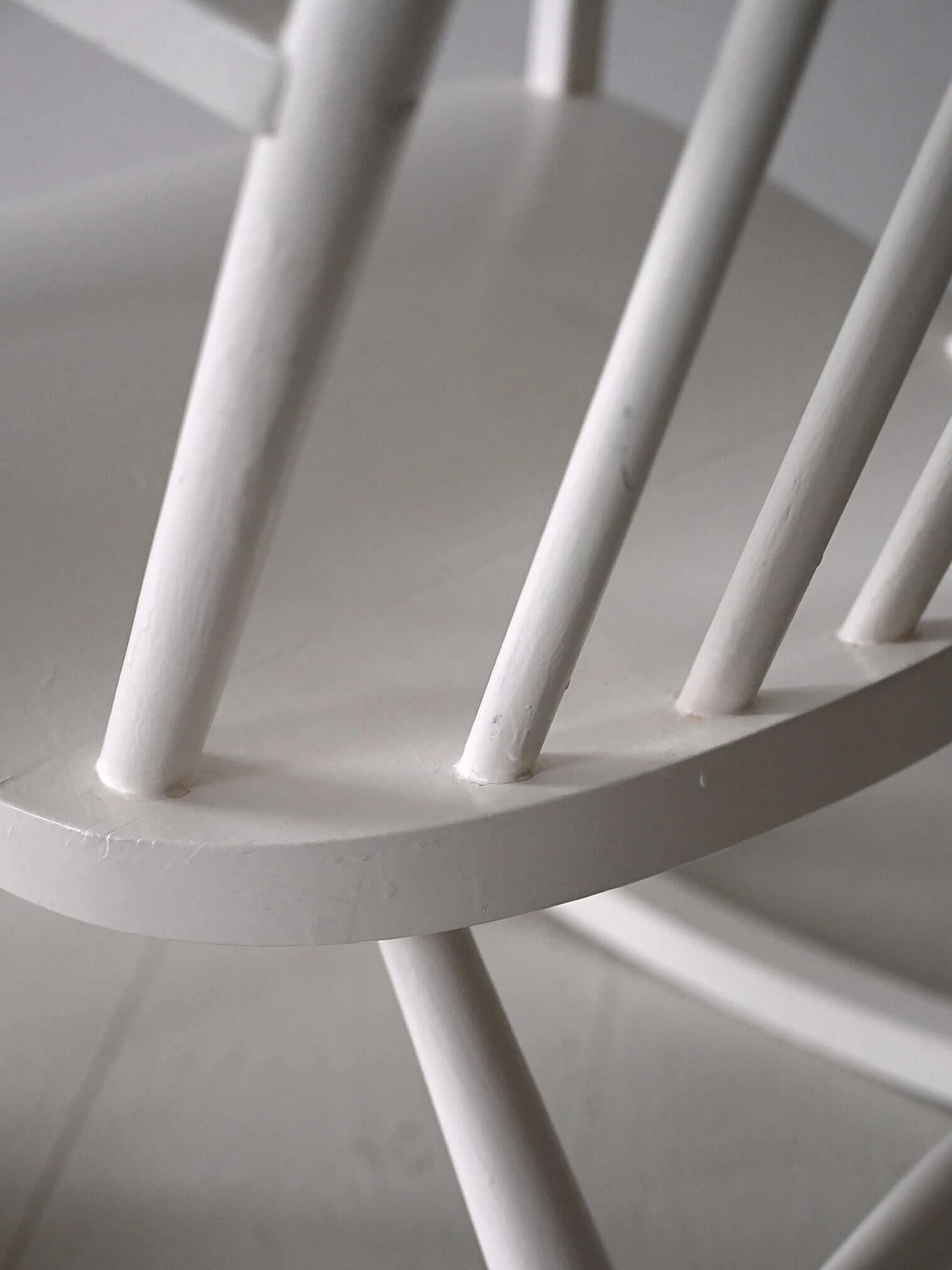 Sedia a dondolo scandinava in legno dipinto di bianco, anni '60 9