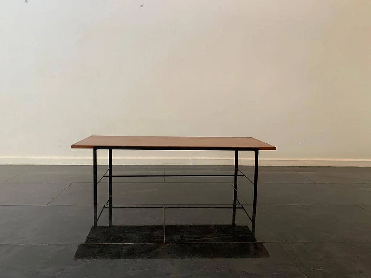 Tavolino in metallo verniciato nero con piano in teak di ISA Bergamo, anni '60 2