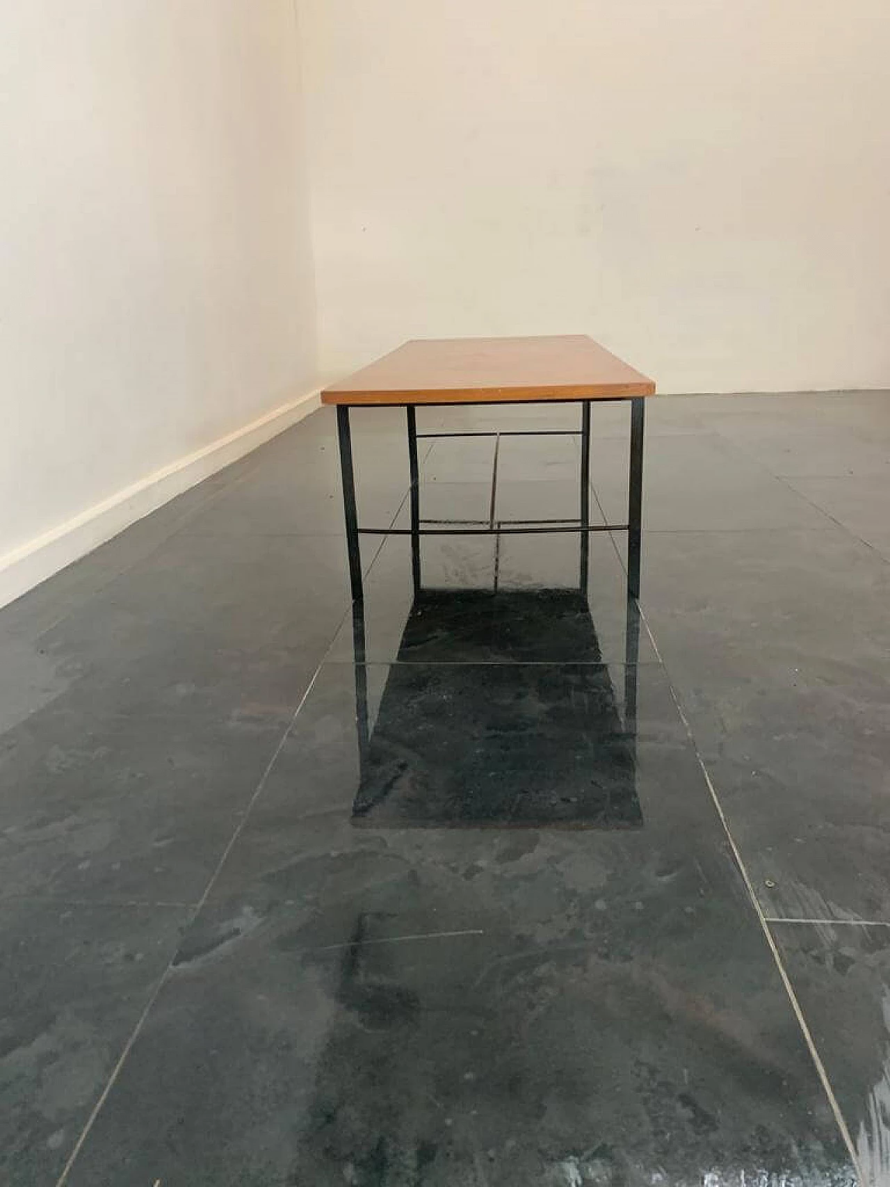 Tavolino in metallo verniciato nero con piano in teak di ISA Bergamo, anni '60 4