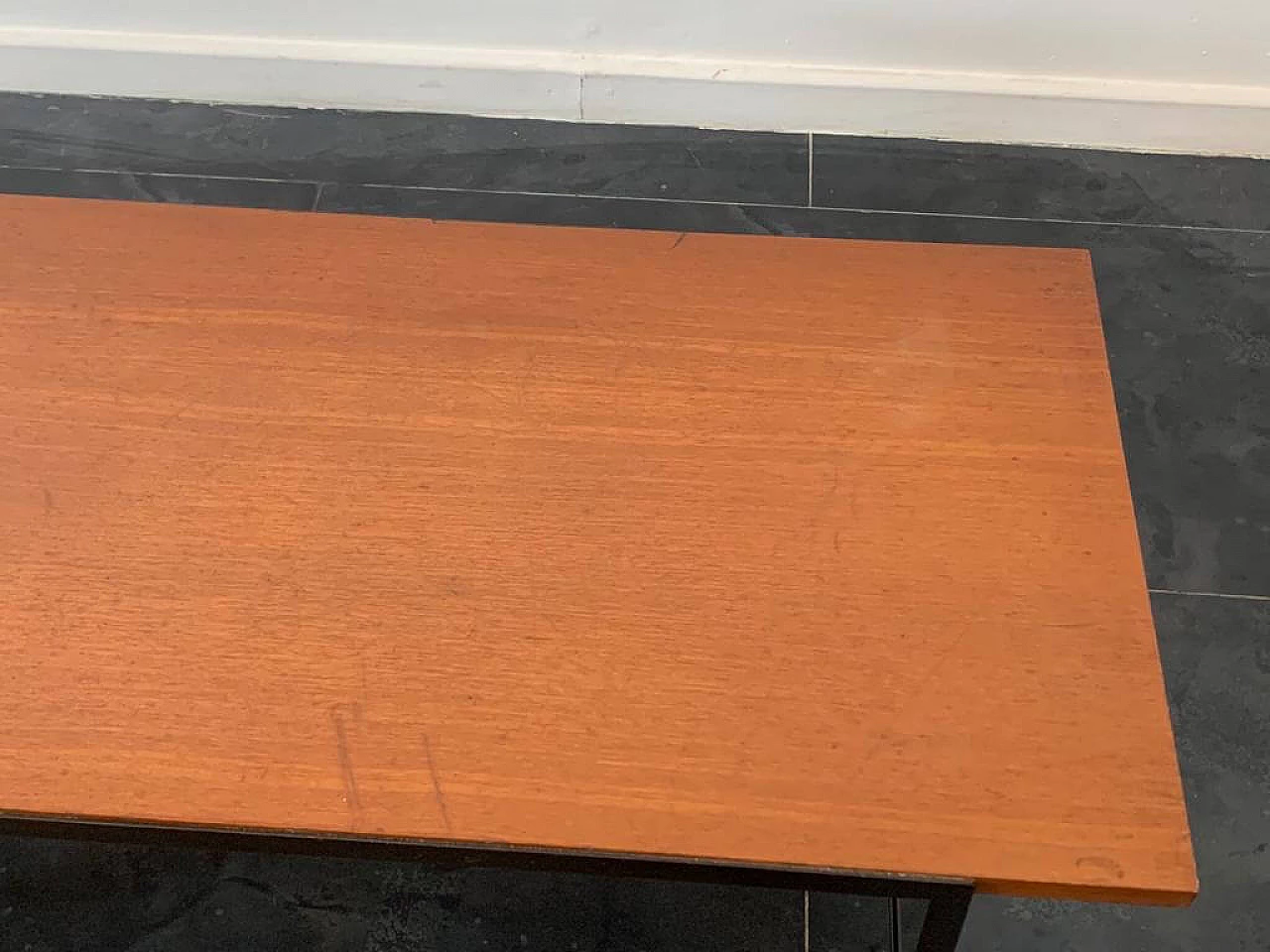 Tavolino in metallo verniciato nero con piano in teak di ISA Bergamo, anni '60 6