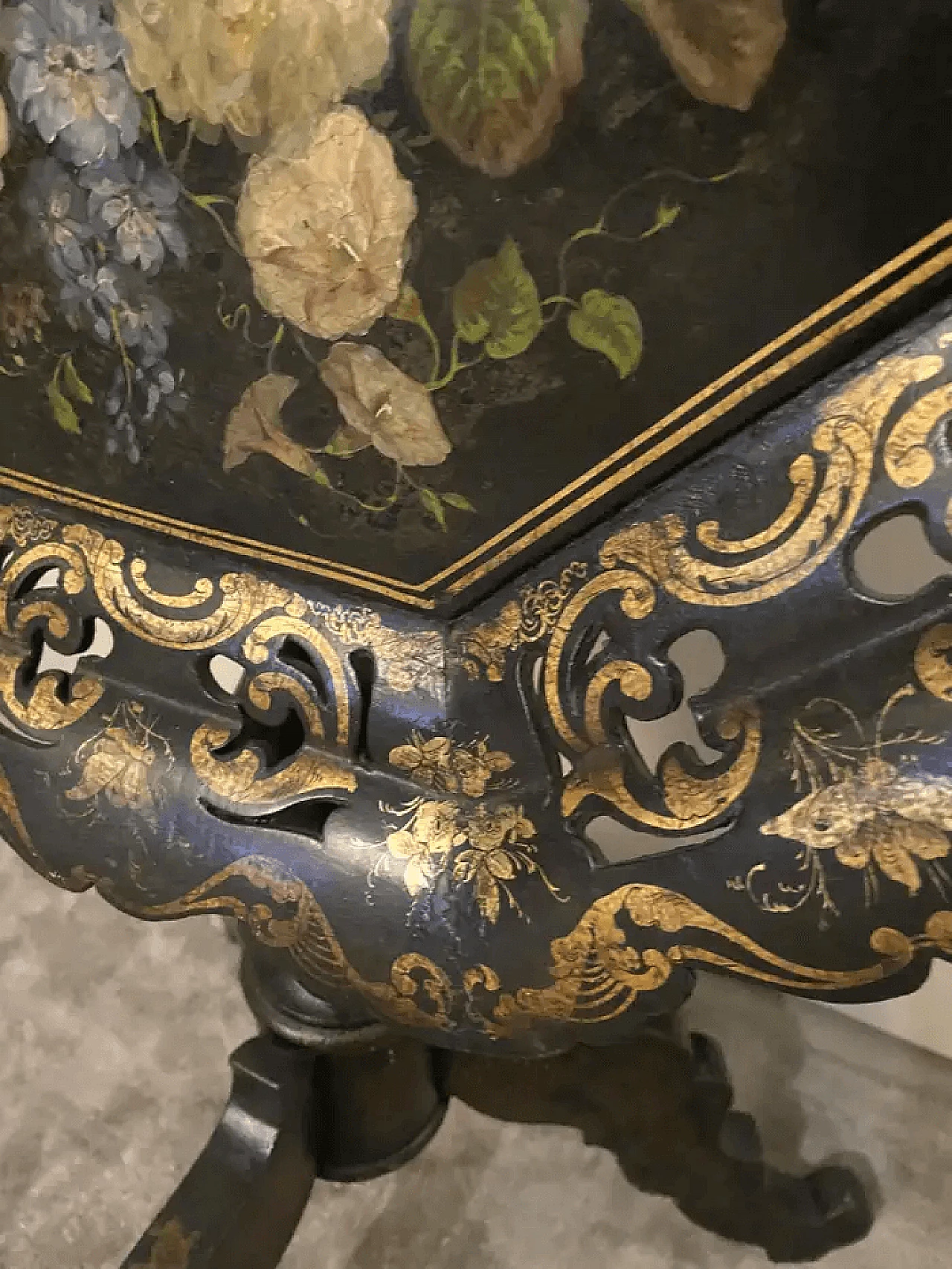 Tavolino a vela Napoleone III in legno e cartapesta dipinta, '800 7