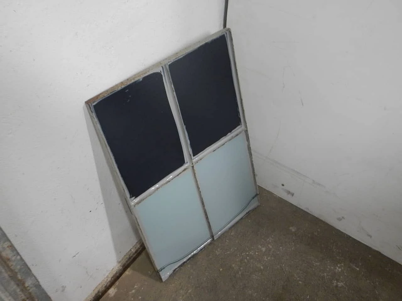 Specchio a finestra con cornice in ferro, anni '50 2