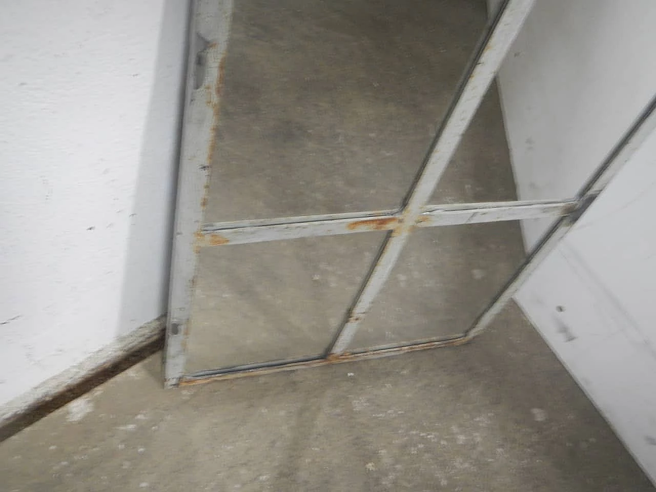 Specchio a finestra con cornice in ferro, anni '50 4