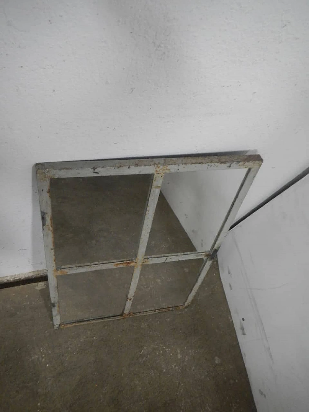 Specchio a finestra con cornice in ferro, anni '50 7