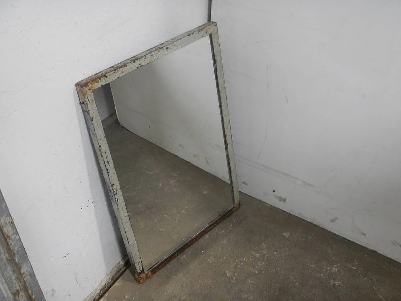 Specchio rettangolare con cornice in ferro, anni '50 1
