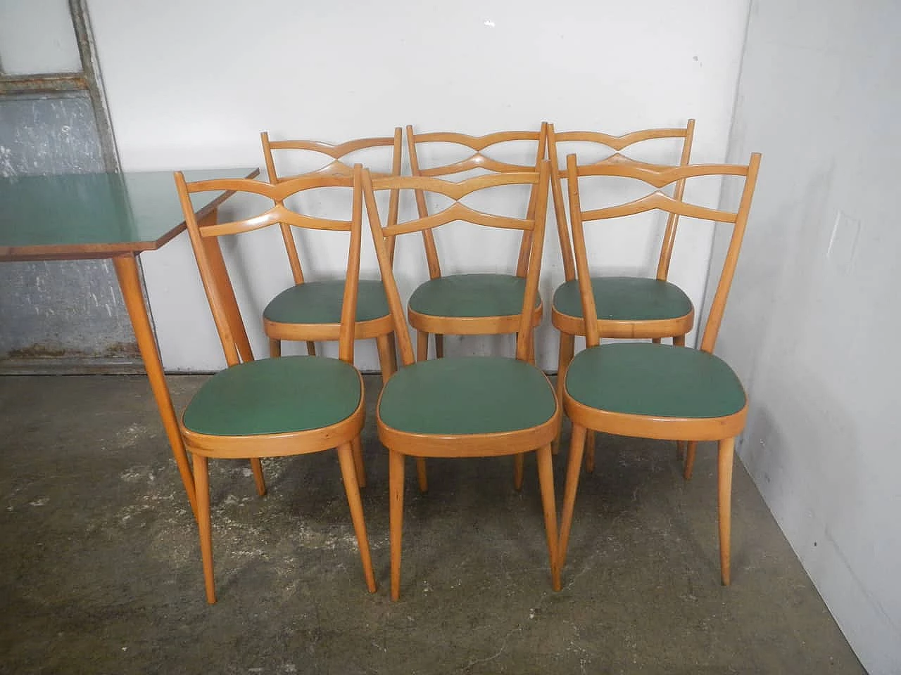 6 Sedie e tavolo in faggio, formica e similpelle nello stile di Paolo Buffa, anni '50 5