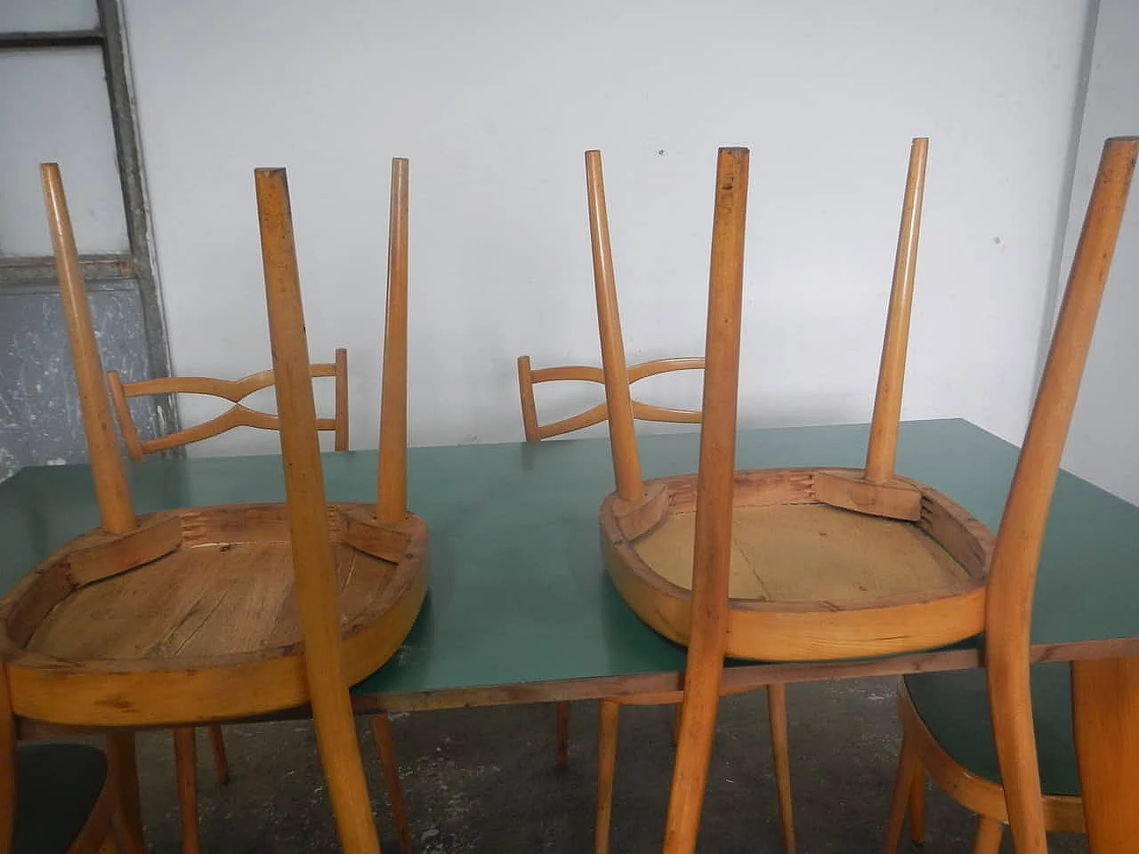 6 Sedie e tavolo in faggio, formica e similpelle nello stile di Paolo Buffa, anni '50 12
