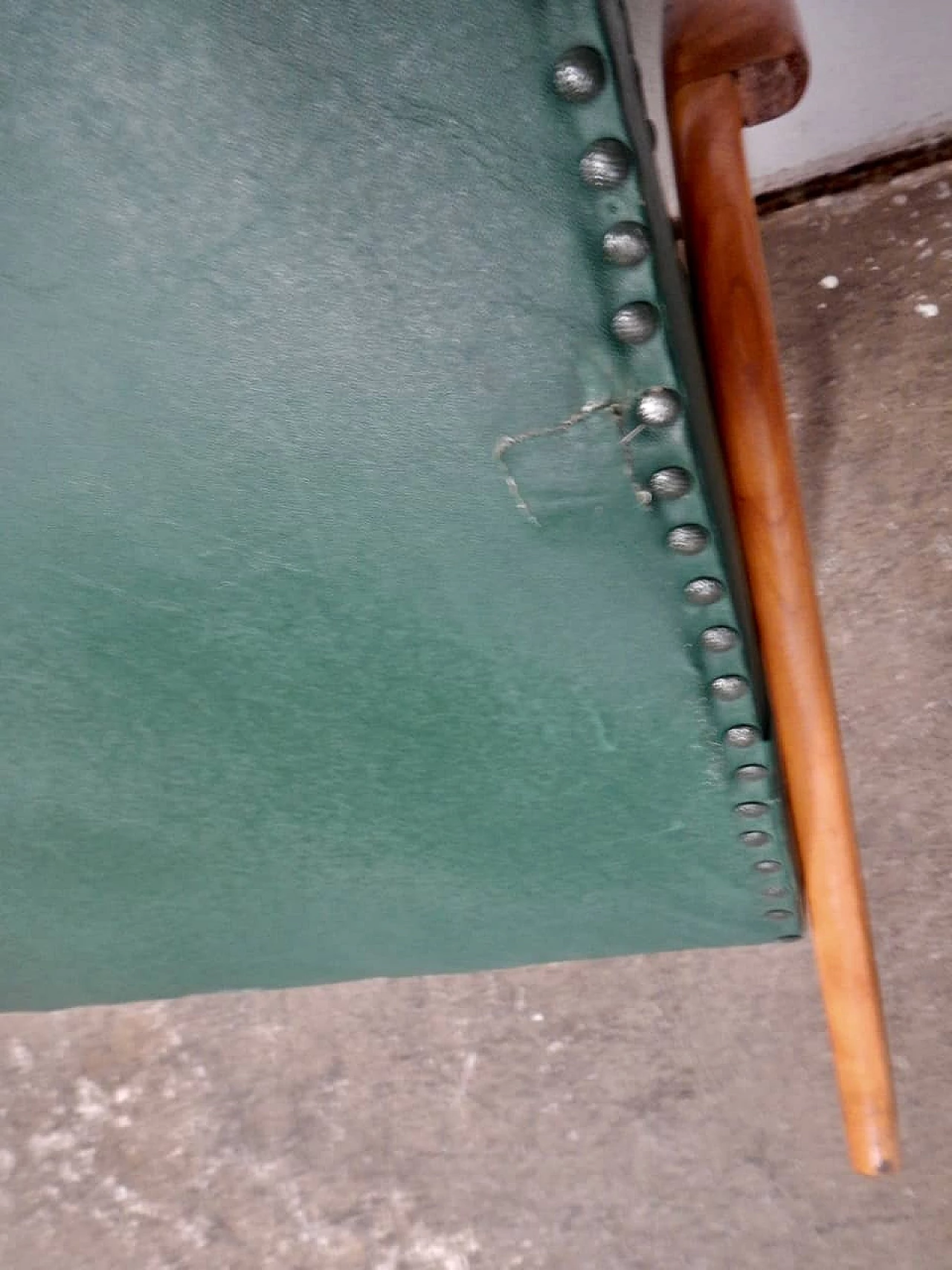 Divano, coppia di poltrone e tavolino in legno, similpelle verde e vetro, anni '50 4