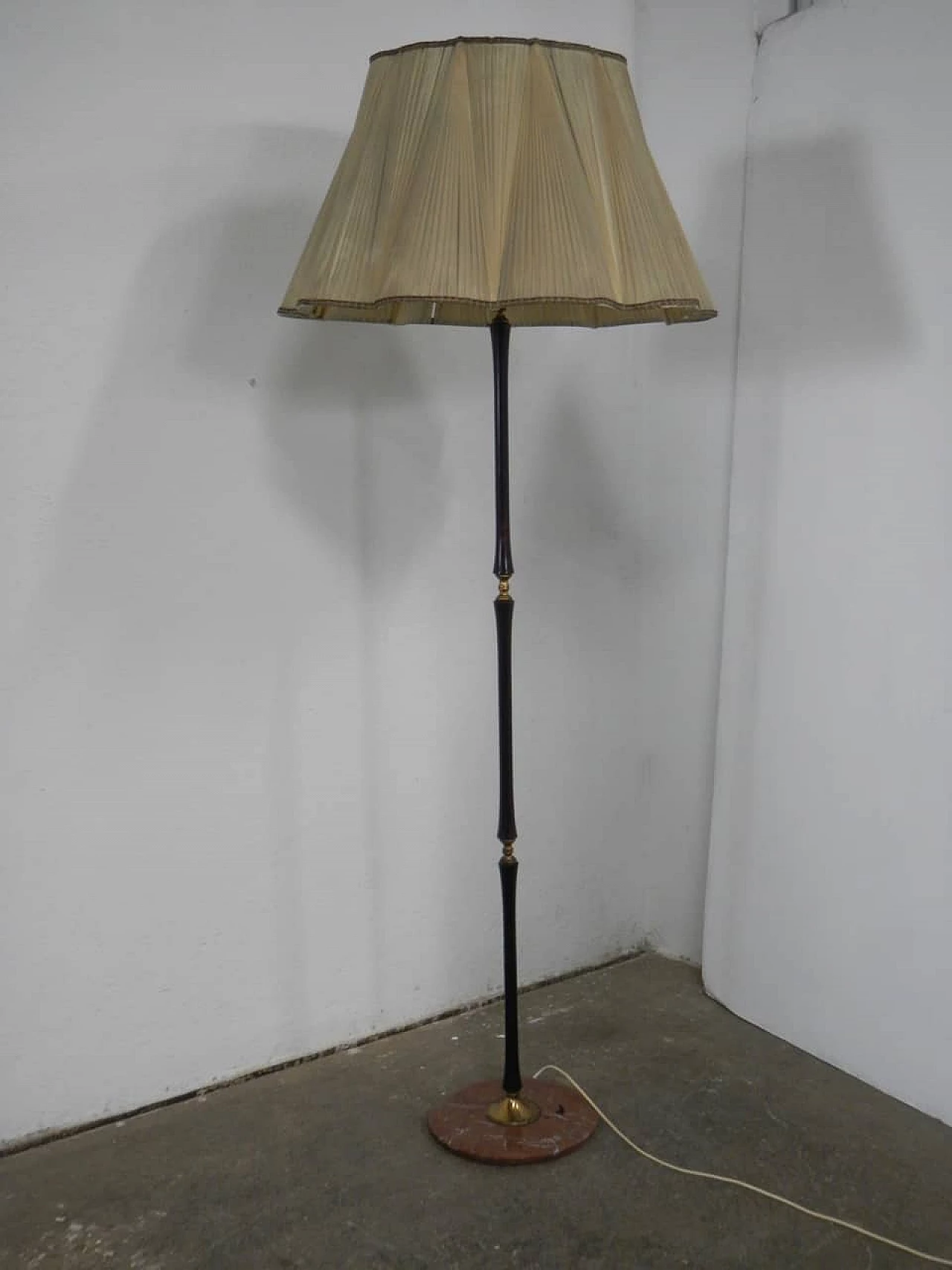 Lampada da terra in metallo con base in marmo rosa, anni '40 1