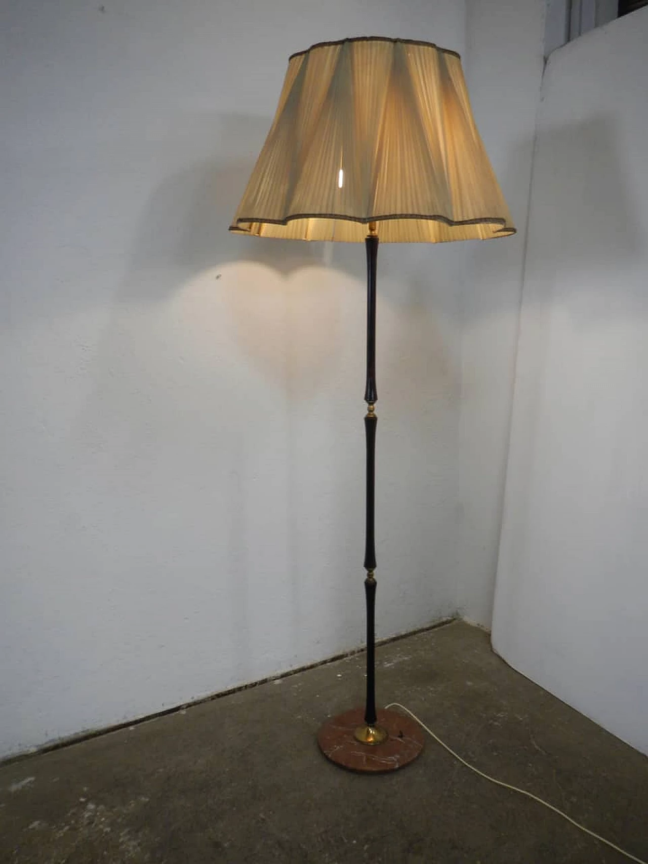 Lampada da terra in metallo con base in marmo rosa, anni '40 2