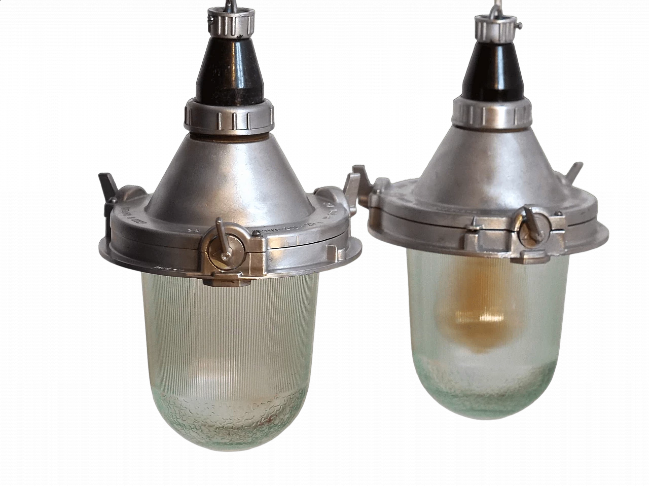 Coppia di lampade da soffitto industriali in alluminio, bachelite e vetro, anni '60 8