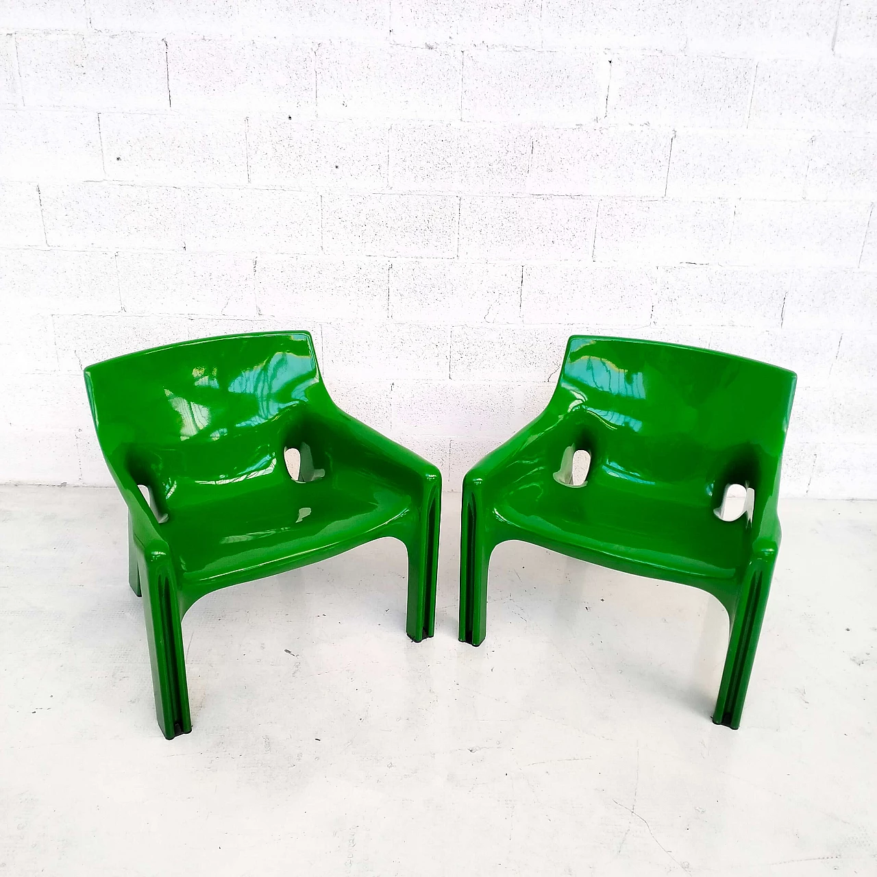 Pair of Vicario plastic armchairs by Vico Magistretti for Artemide, 1970s 2
