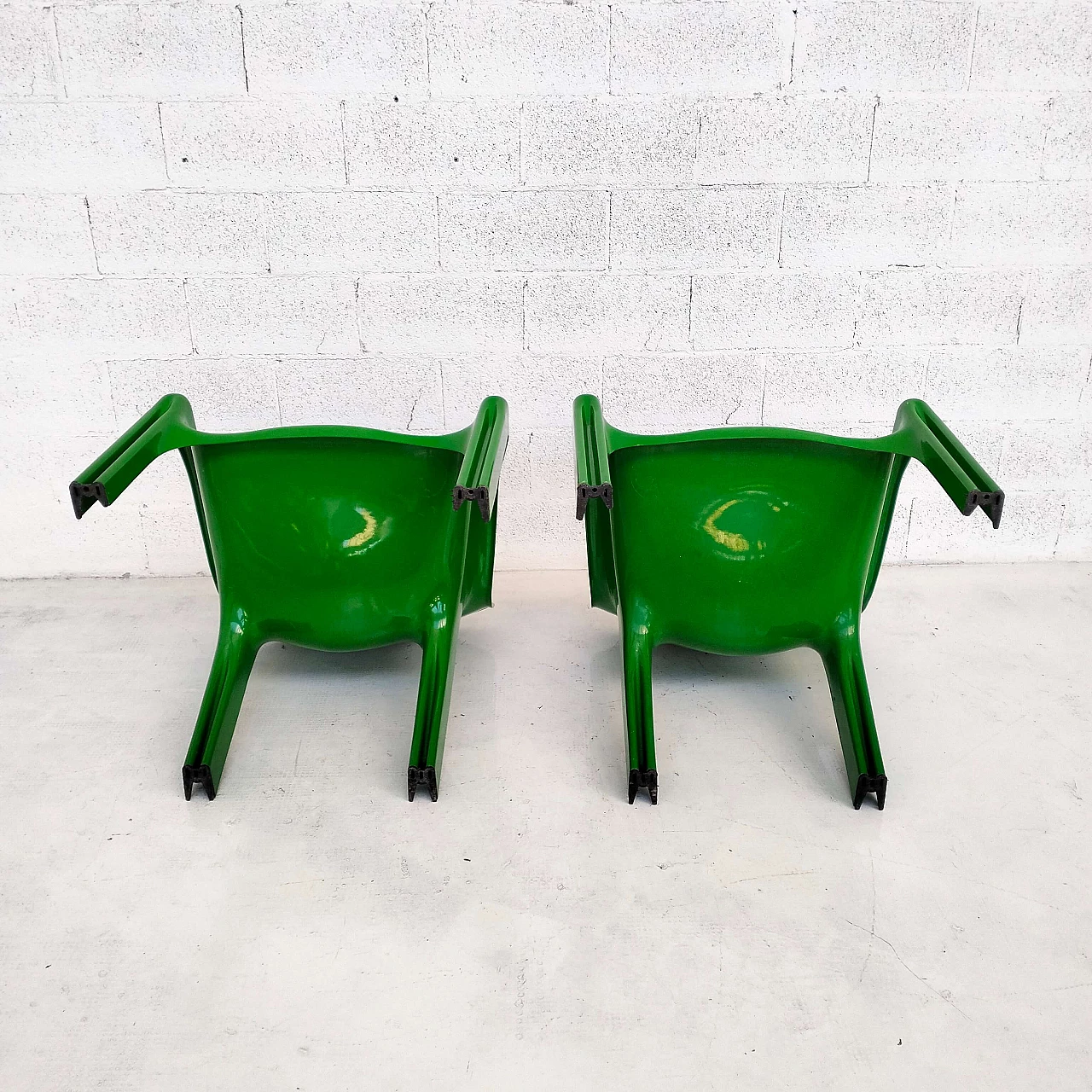 Pair of Vicario plastic armchairs by Vico Magistretti for Artemide, 1970s 3